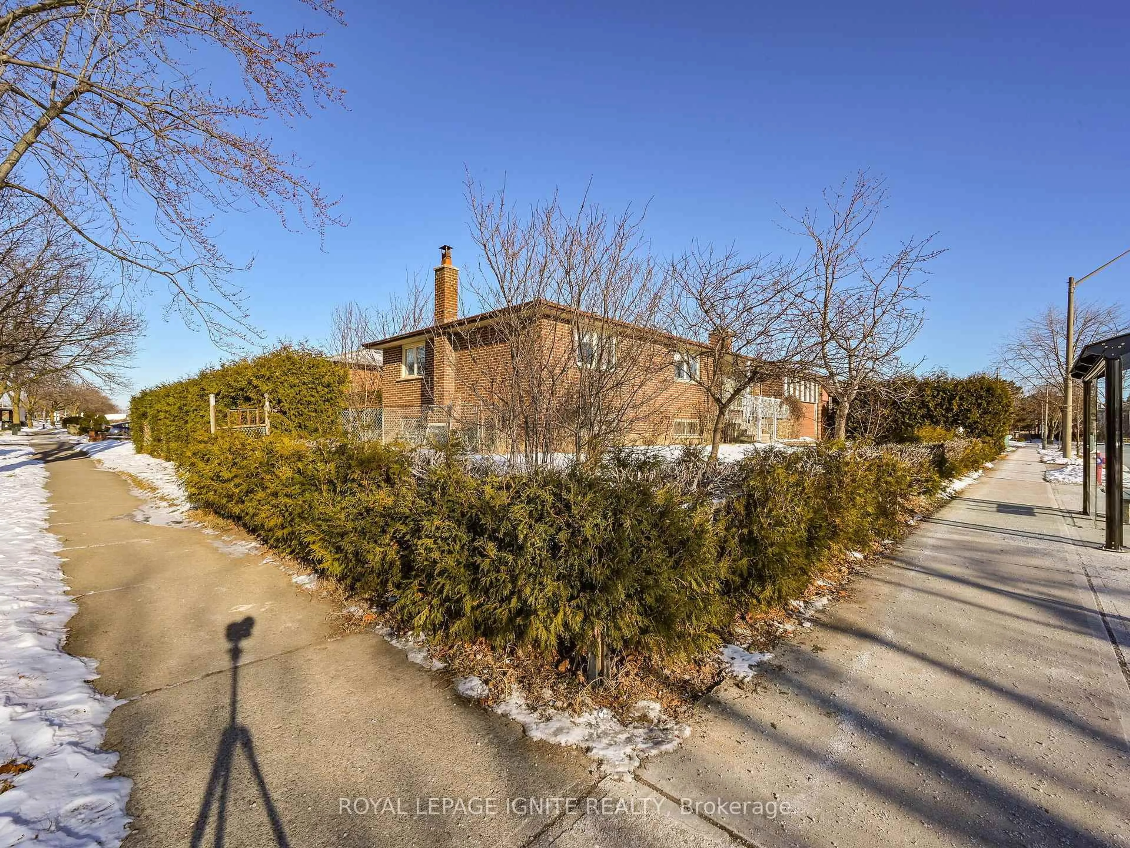 A pic from outside/outdoor area/front of a property/back of a property/a pic from drone, street for 7660 Darcel Ave, Mississauga Ontario L4T 3V6