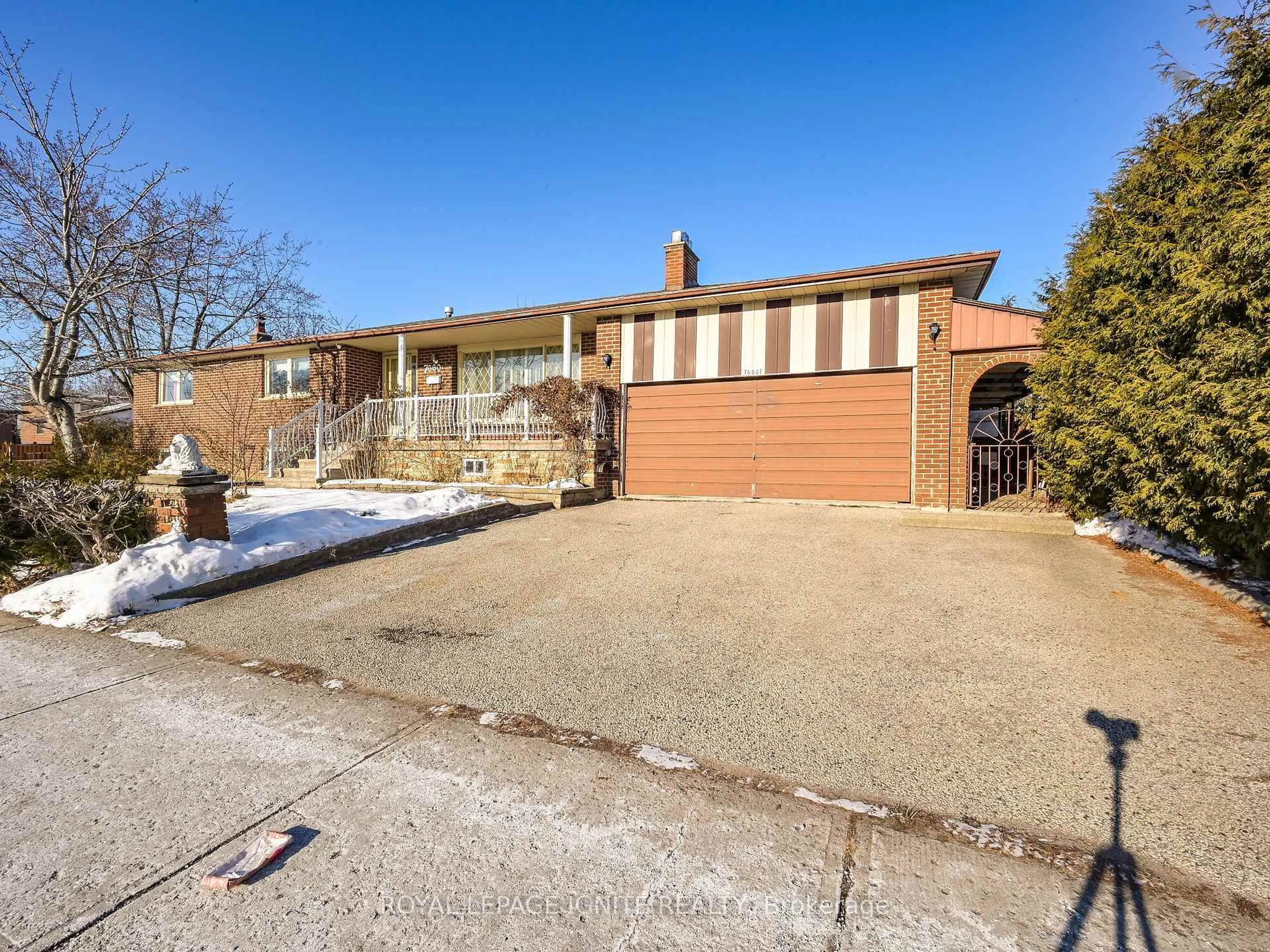 A pic from outside/outdoor area/front of a property/back of a property/a pic from drone, street for 7660 Darcel Ave, Mississauga Ontario L4T 3V6