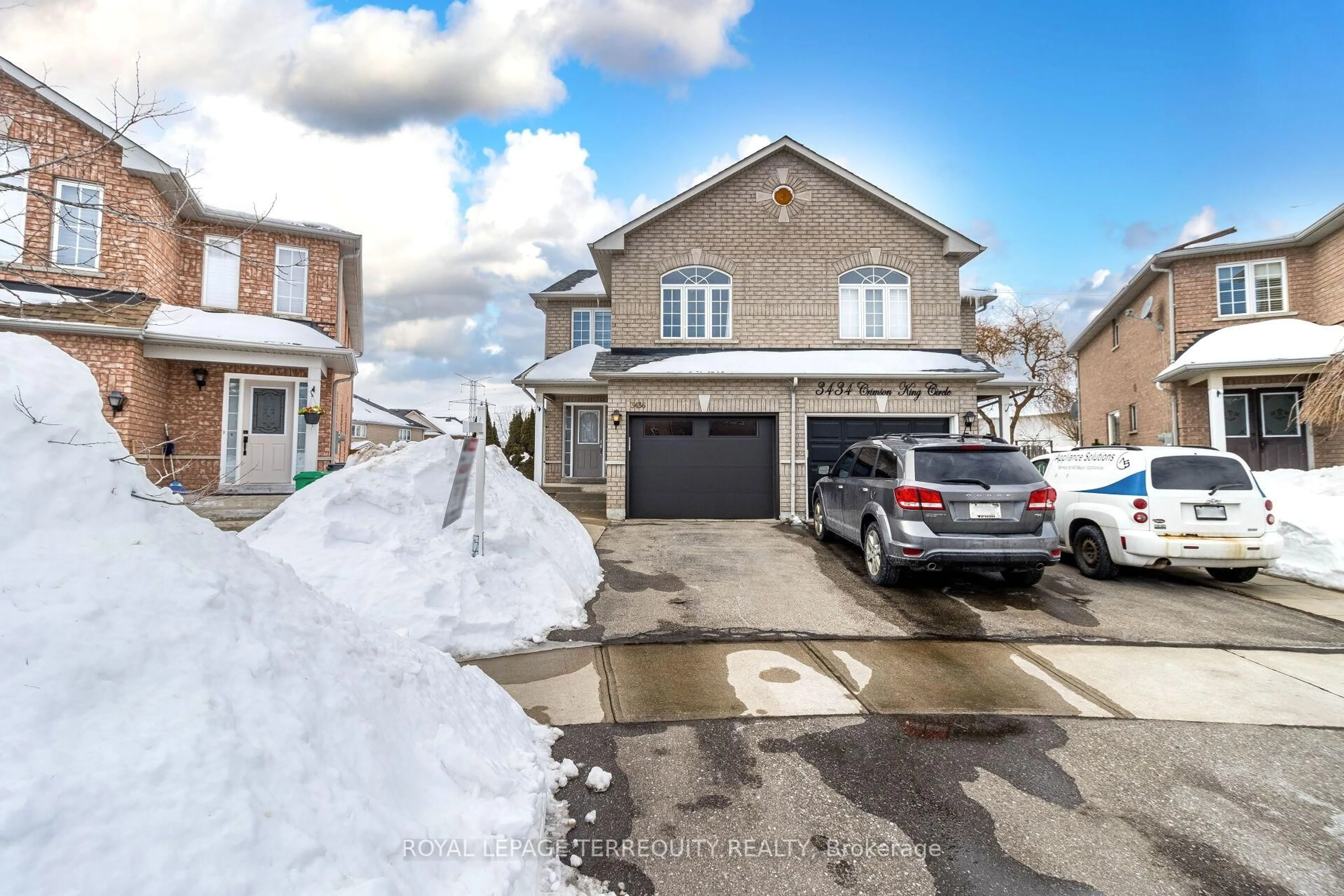 A pic from outside/outdoor area/front of a property/back of a property/a pic from drone, street for 3436 Crimson King Circ, Mississauga Ontario L5N 8M9