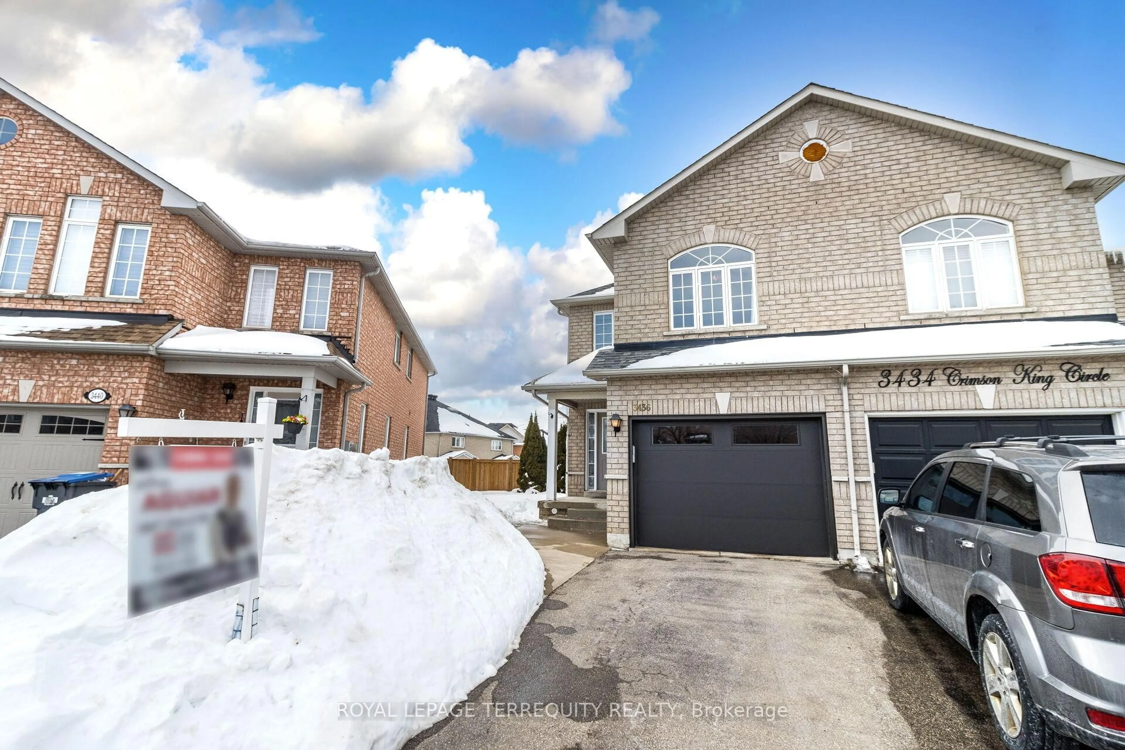 A pic from outside/outdoor area/front of a property/back of a property/a pic from drone, street for 3436 Crimson King Circ, Mississauga Ontario L5N 8M9