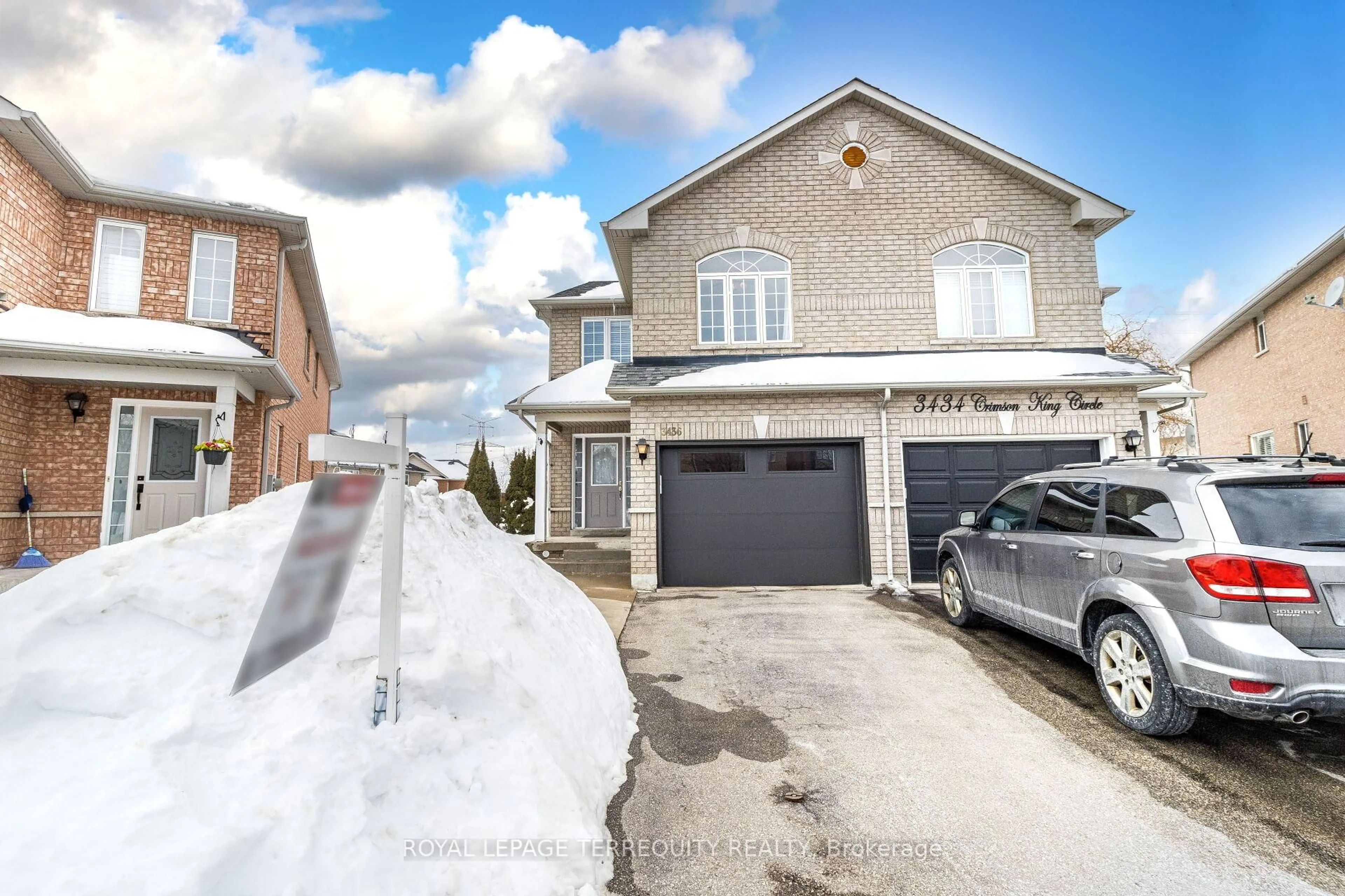 A pic from outside/outdoor area/front of a property/back of a property/a pic from drone, street for 3436 Crimson King Circ, Mississauga Ontario L5N 8M9