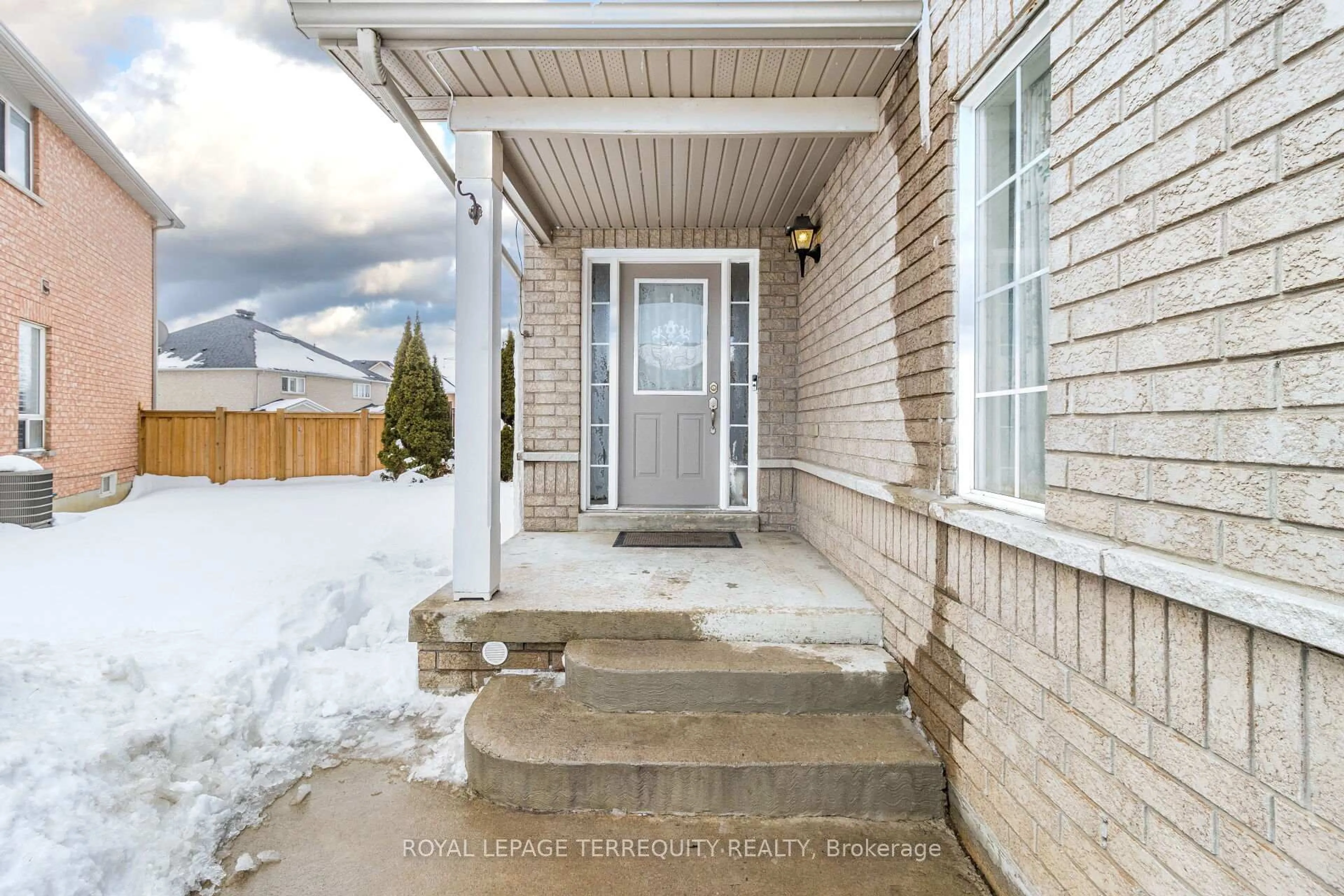 Indoor entryway for 3436 Crimson King Circ, Mississauga Ontario L5N 8M9