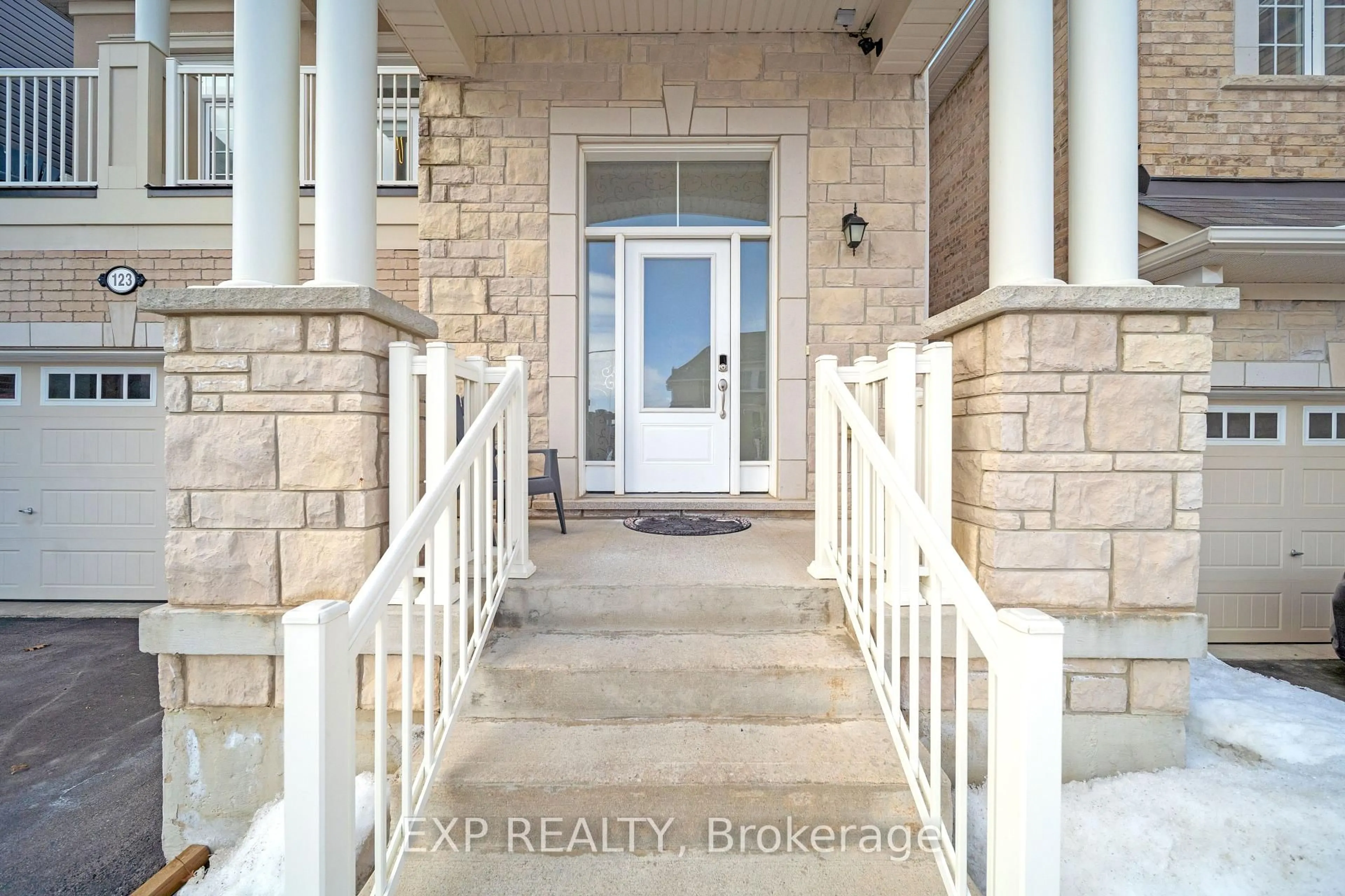 Indoor entryway for 123 Locker Pl, Milton Ontario L9E 1E6