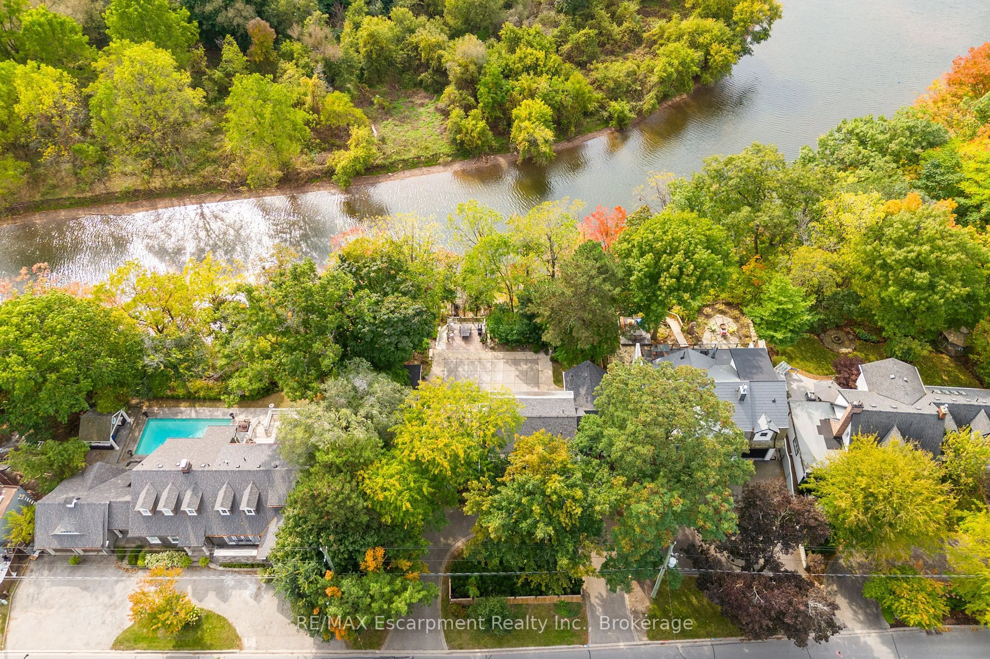 A pic from outside/outdoor area/front of a property/back of a property/a pic from drone, water/lake/river/ocean view for 416 Trafalgar Rd, Oakville Ontario L6J 3H7