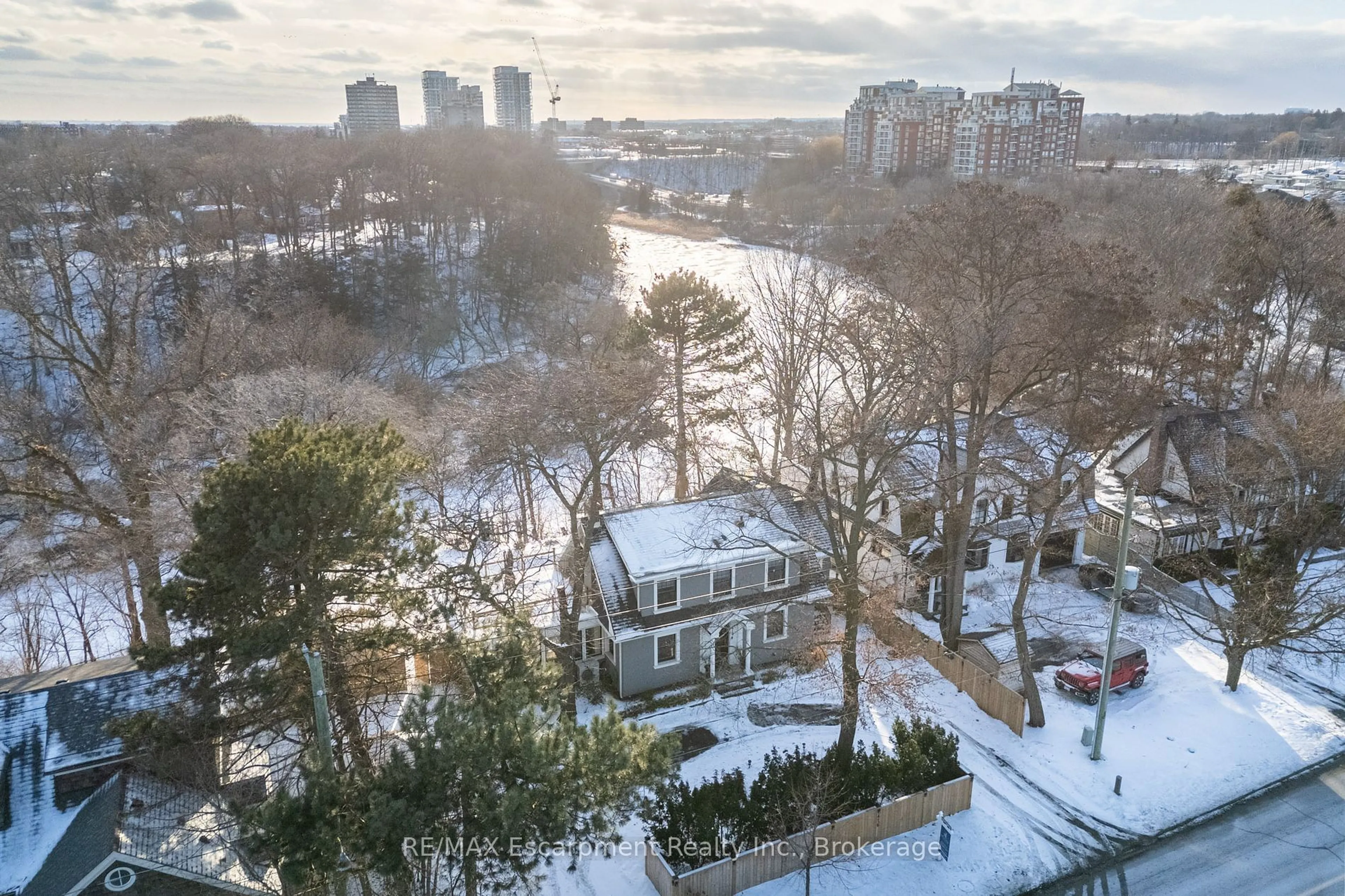 A pic from outside/outdoor area/front of a property/back of a property/a pic from drone, city buildings view from balcony for 416 Trafalgar Rd, Oakville Ontario L6J 3H7