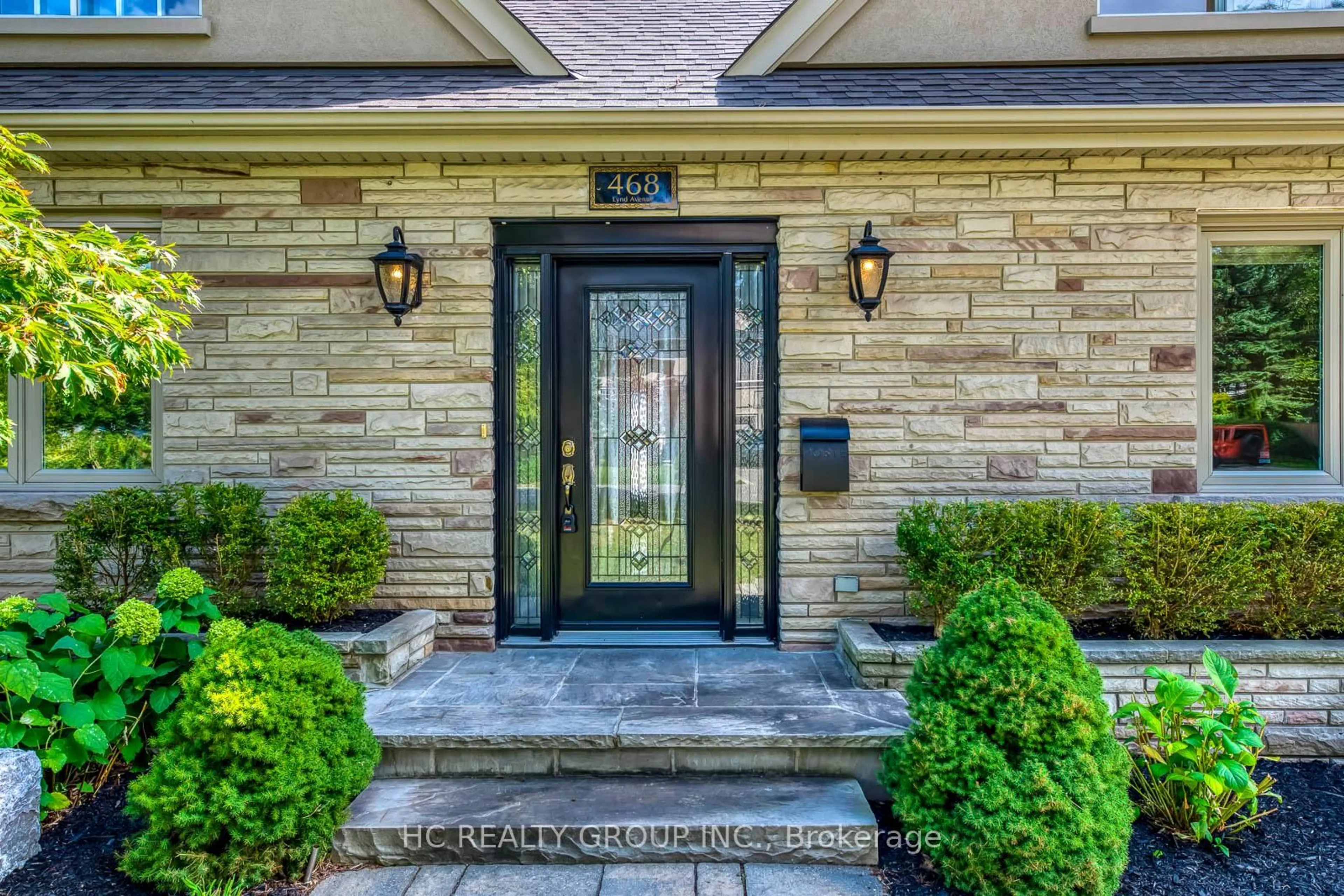 Indoor entryway for 468 Lynd Ave, Mississauga Ontario L5G 2L6