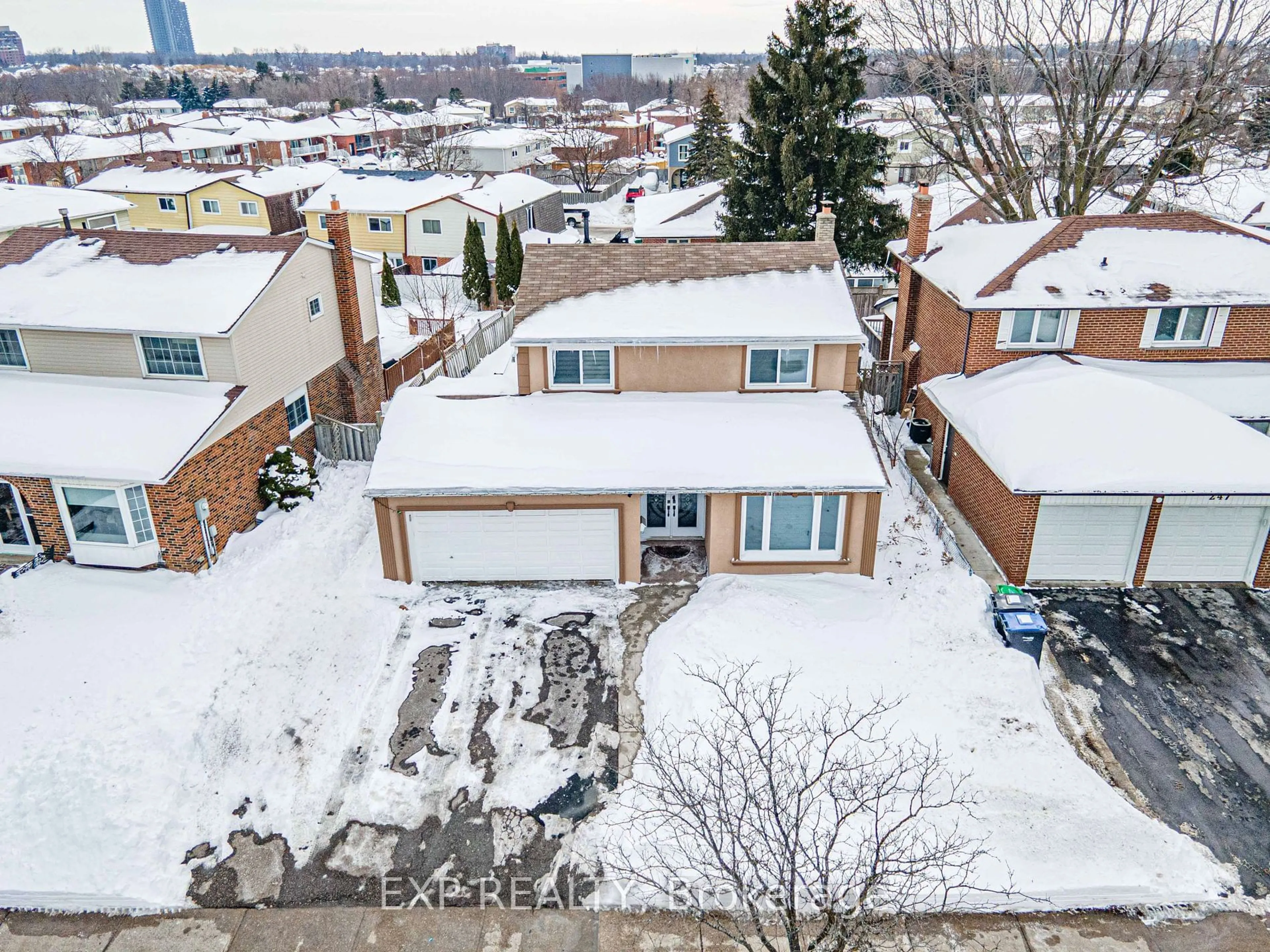 A pic from outside/outdoor area/front of a property/back of a property/a pic from drone, street for 245 Centre St, Brampton Ontario L6V 2R3