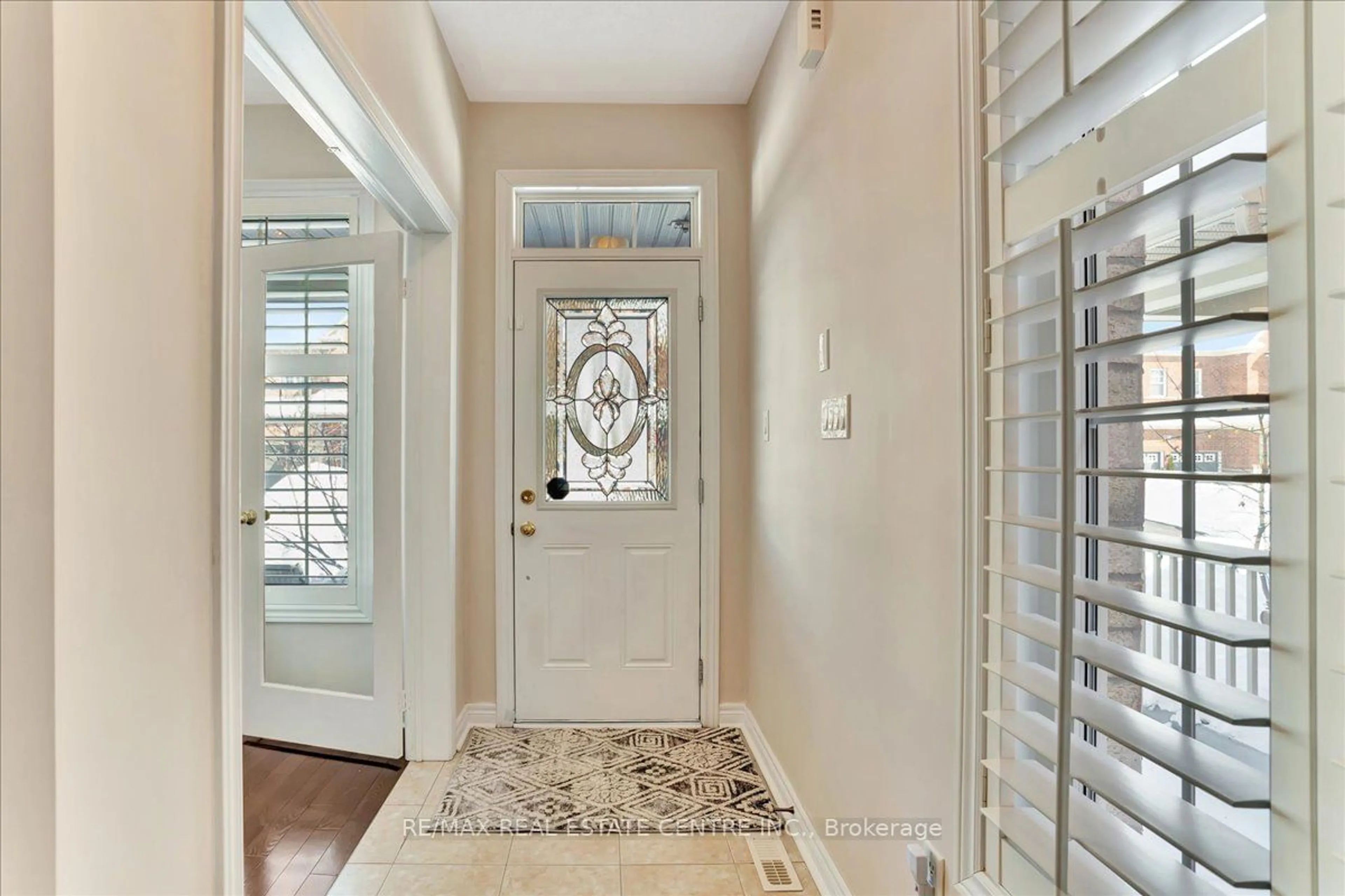 Indoor entryway for 244 Quinlan Crt, Milton Ontario L9T 7A2