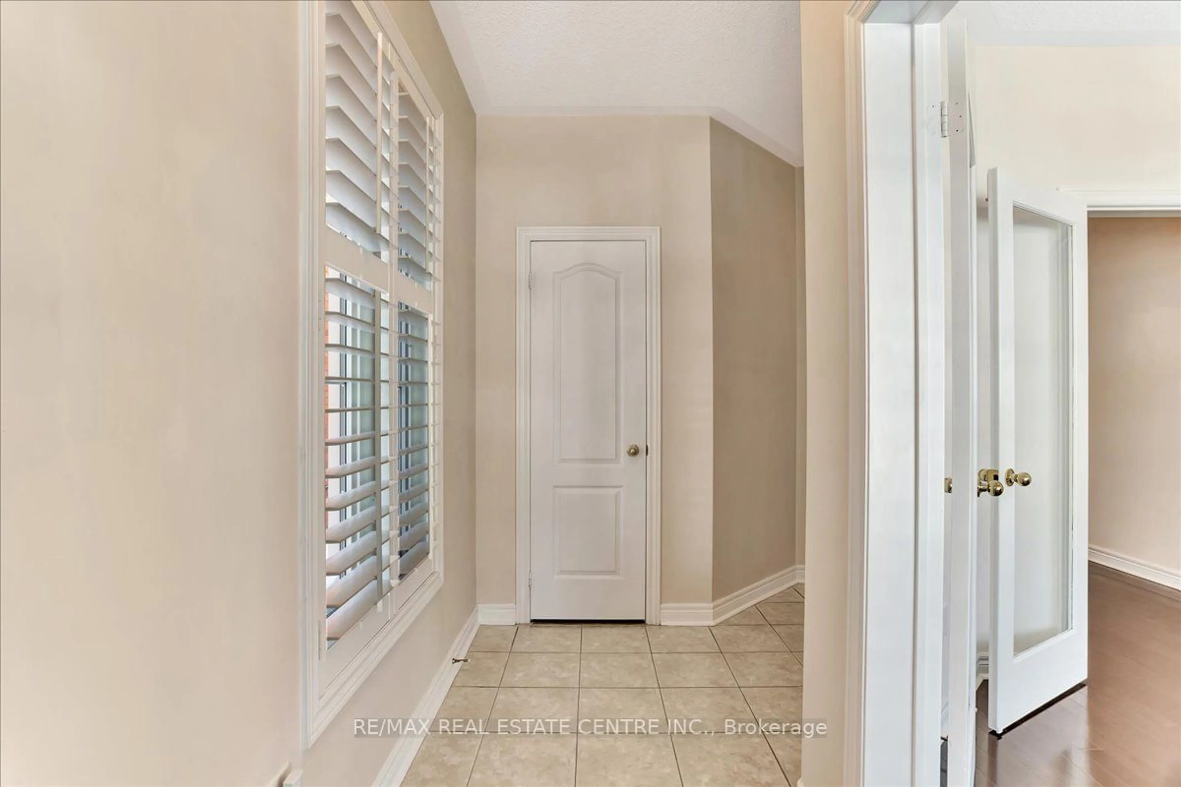 Indoor entryway for 244 Quinlan Crt, Milton Ontario L9T 7A2