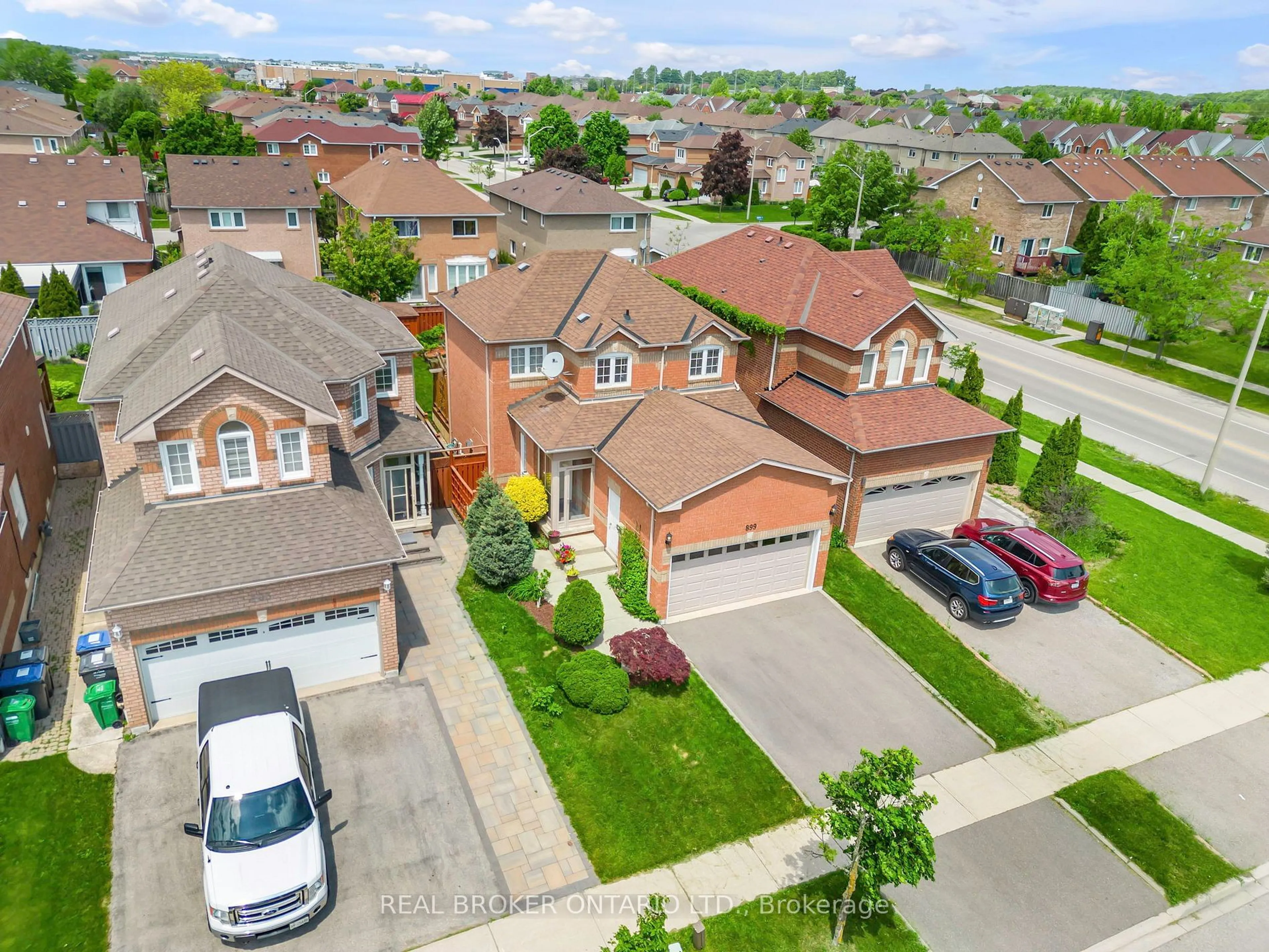 A pic from outside/outdoor area/front of a property/back of a property/a pic from drone, street for 899 Winterton Way, Mississauga Ontario L5V 1Z5