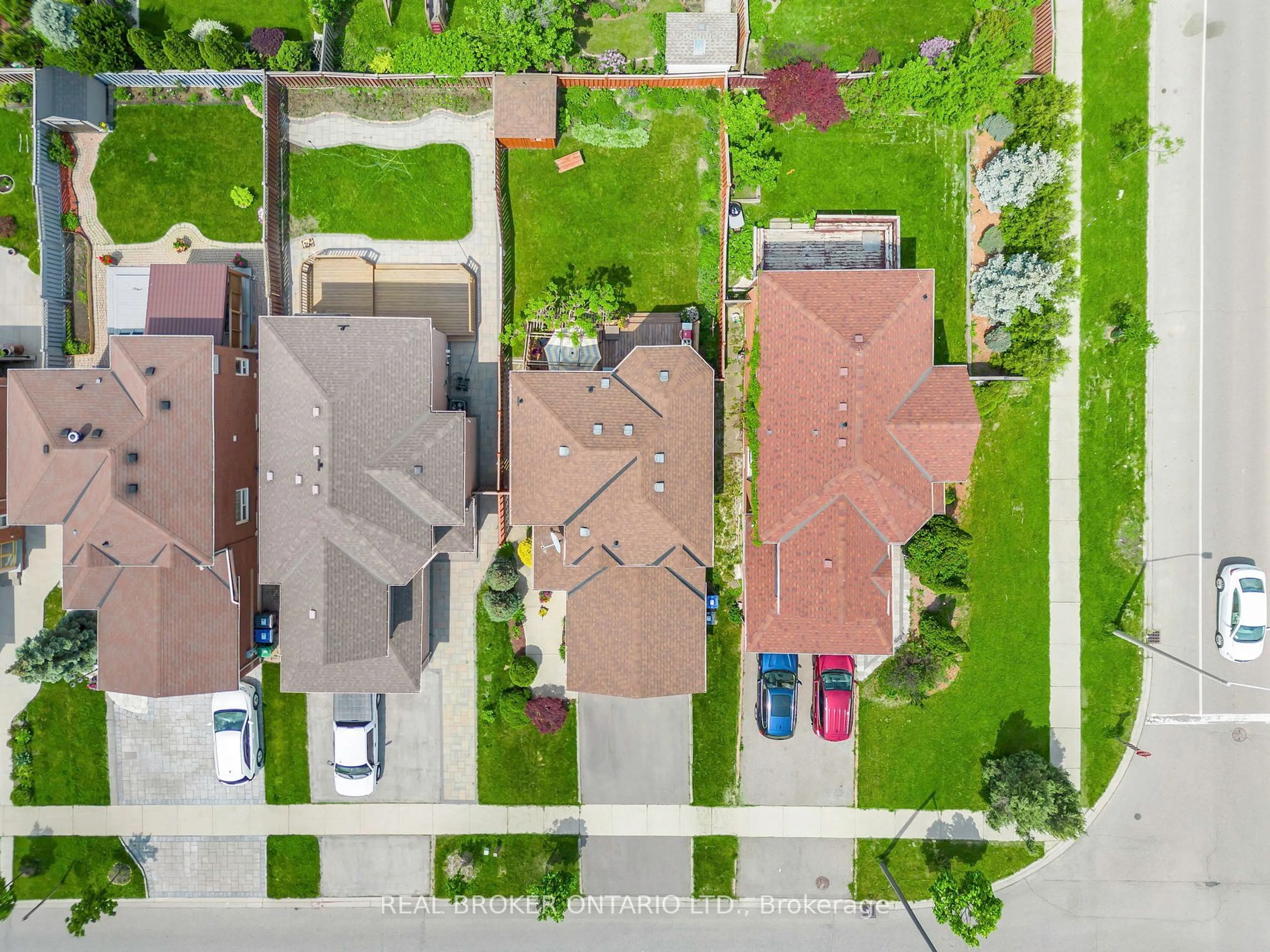 A pic from outside/outdoor area/front of a property/back of a property/a pic from drone, street for 899 Winterton Way, Mississauga Ontario L5V 1Z5