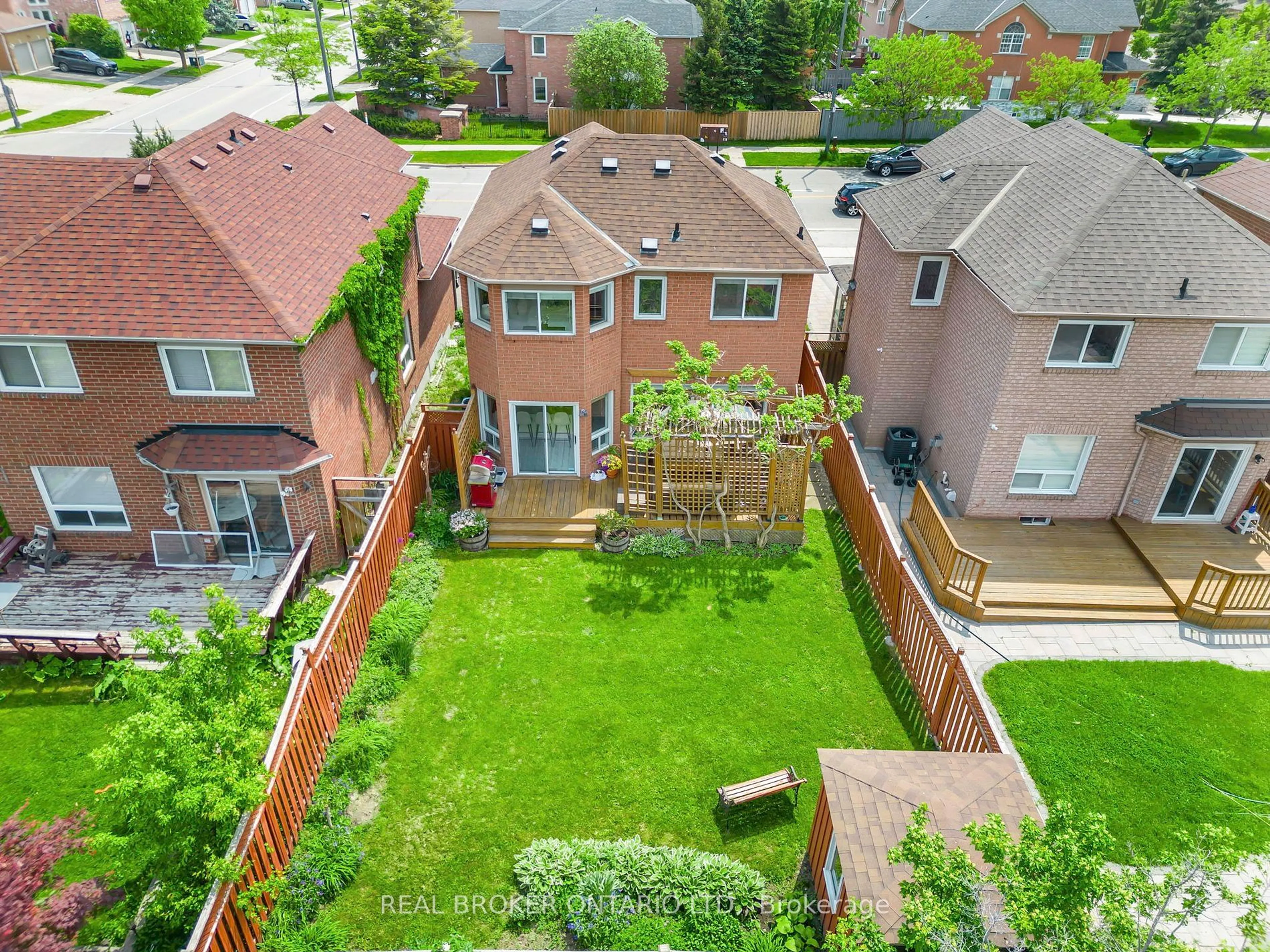 A pic from outside/outdoor area/front of a property/back of a property/a pic from drone, street for 899 Winterton Way, Mississauga Ontario L5V 1Z5