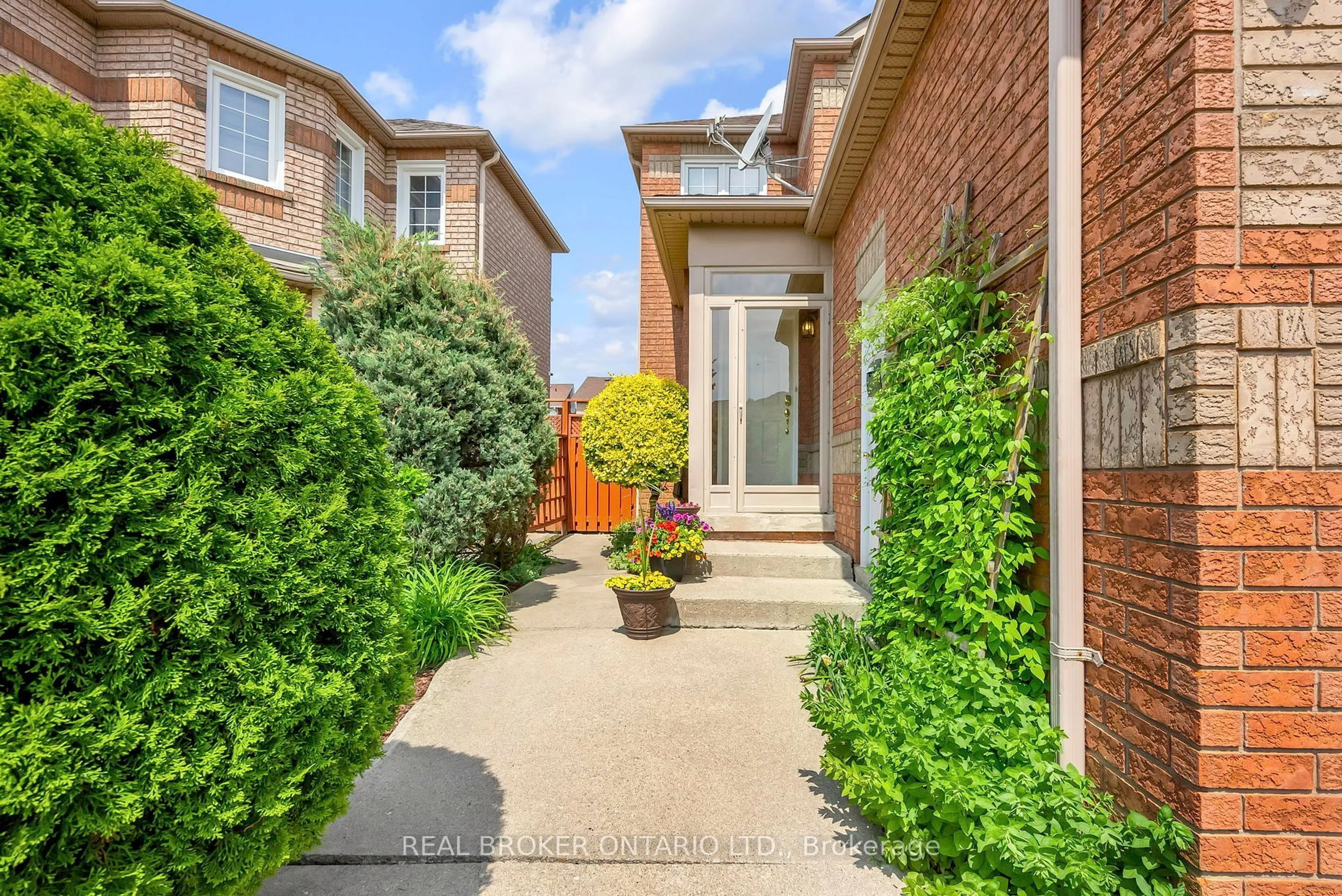 Home with brick exterior material, street for 899 Winterton Way, Mississauga Ontario L5V 1Z5