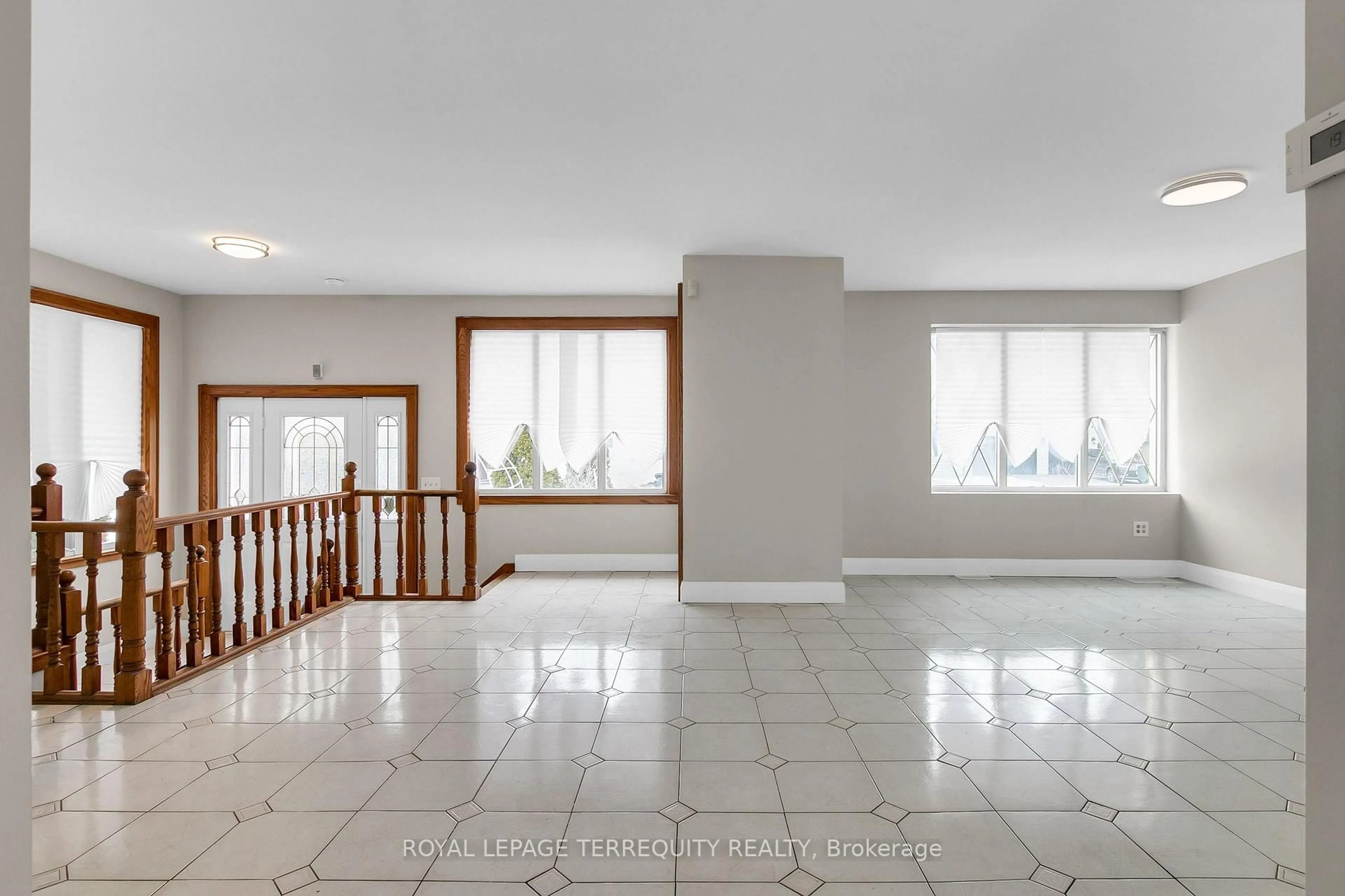 Indoor foyer for 19 Kinkora Dr, Toronto Ontario M6L 1E6