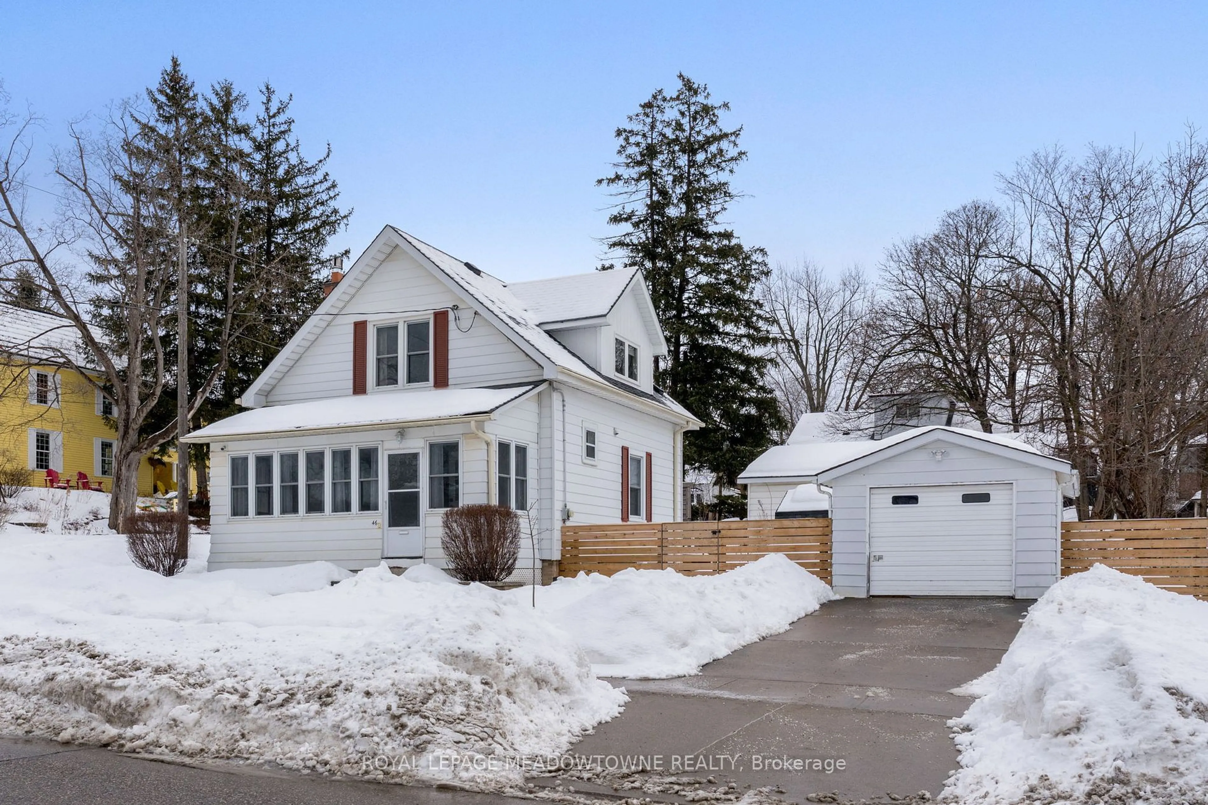 A pic from outside/outdoor area/front of a property/back of a property/a pic from drone, street for 46 Queen St, Halton Hills Ontario L7G 2E6