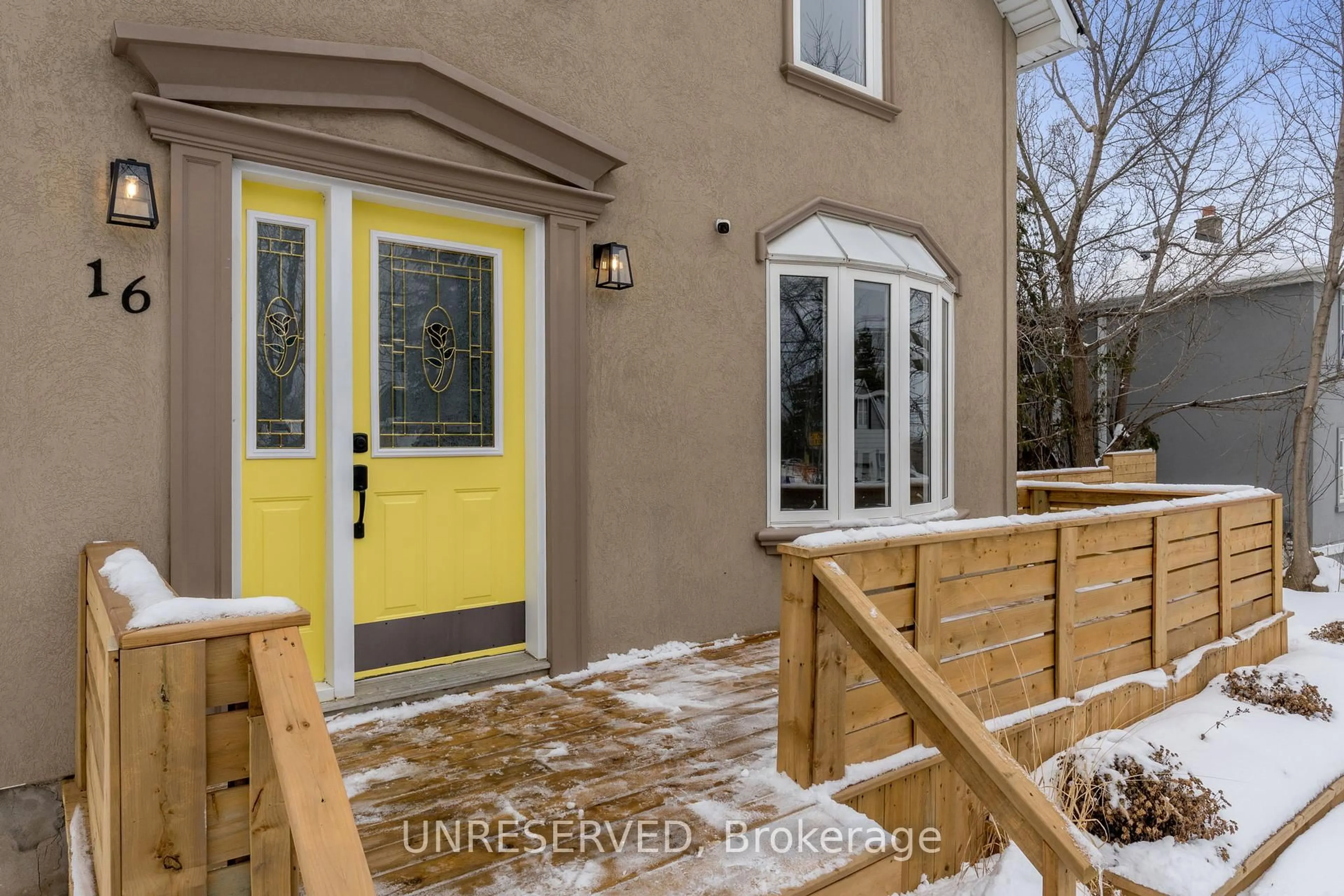 Indoor entryway for 16 Ewing St, Halton Hills Ontario L7G 2P7