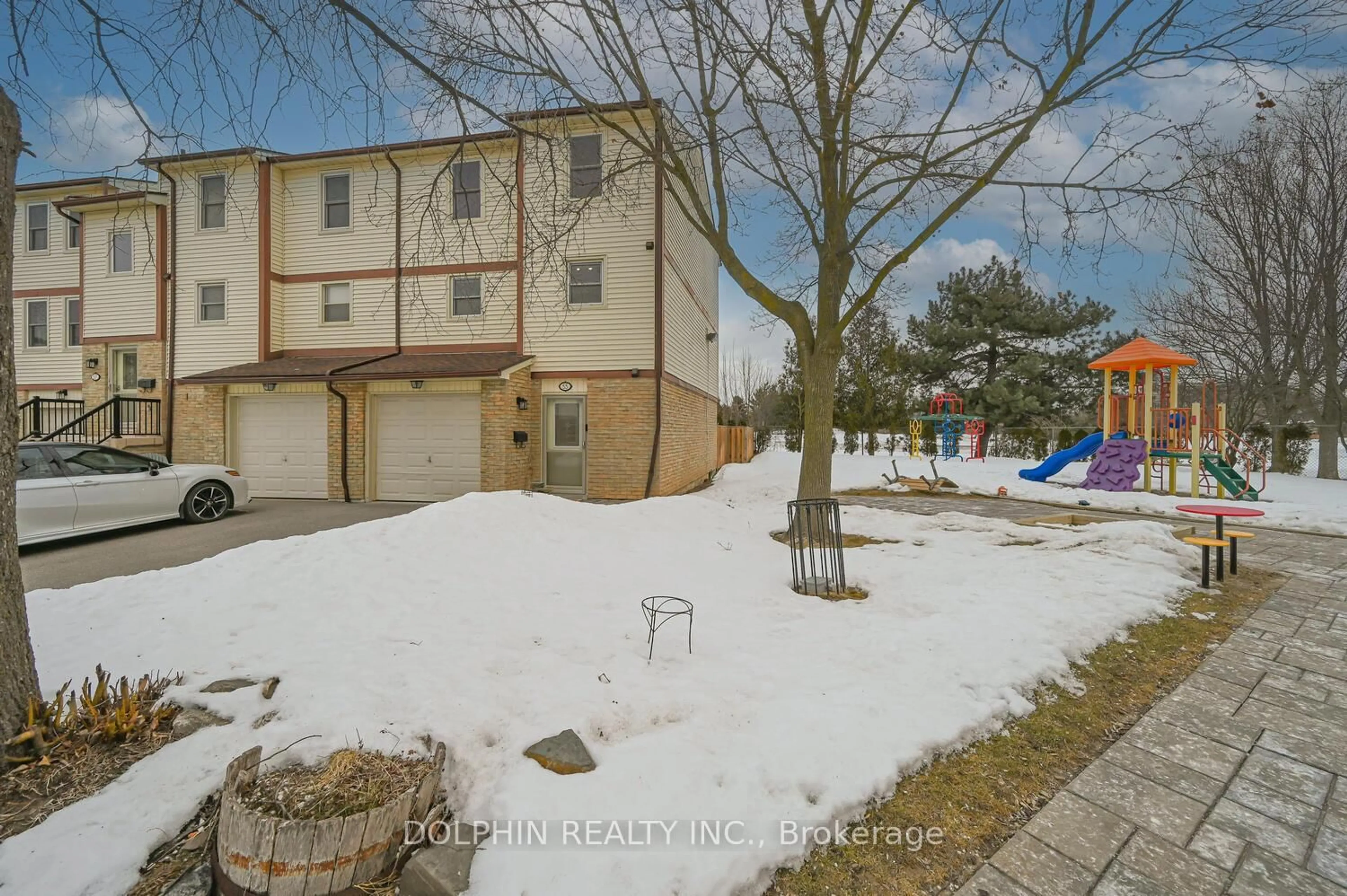 A pic from outside/outdoor area/front of a property/back of a property/a pic from drone, street for 7340 Copenhagen Rd #55, Mississauga Ontario L5N 2S5