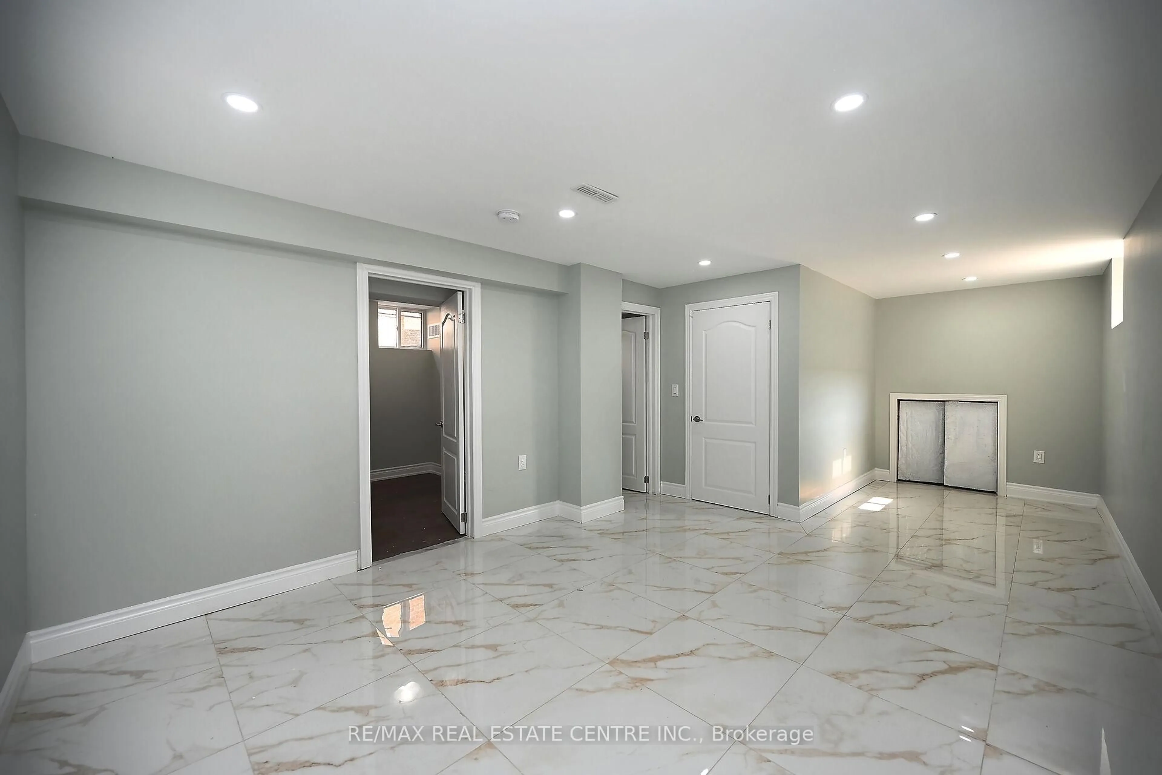 Indoor foyer for 526 Selsey Dr, Mississauga Ontario L5A 1B9