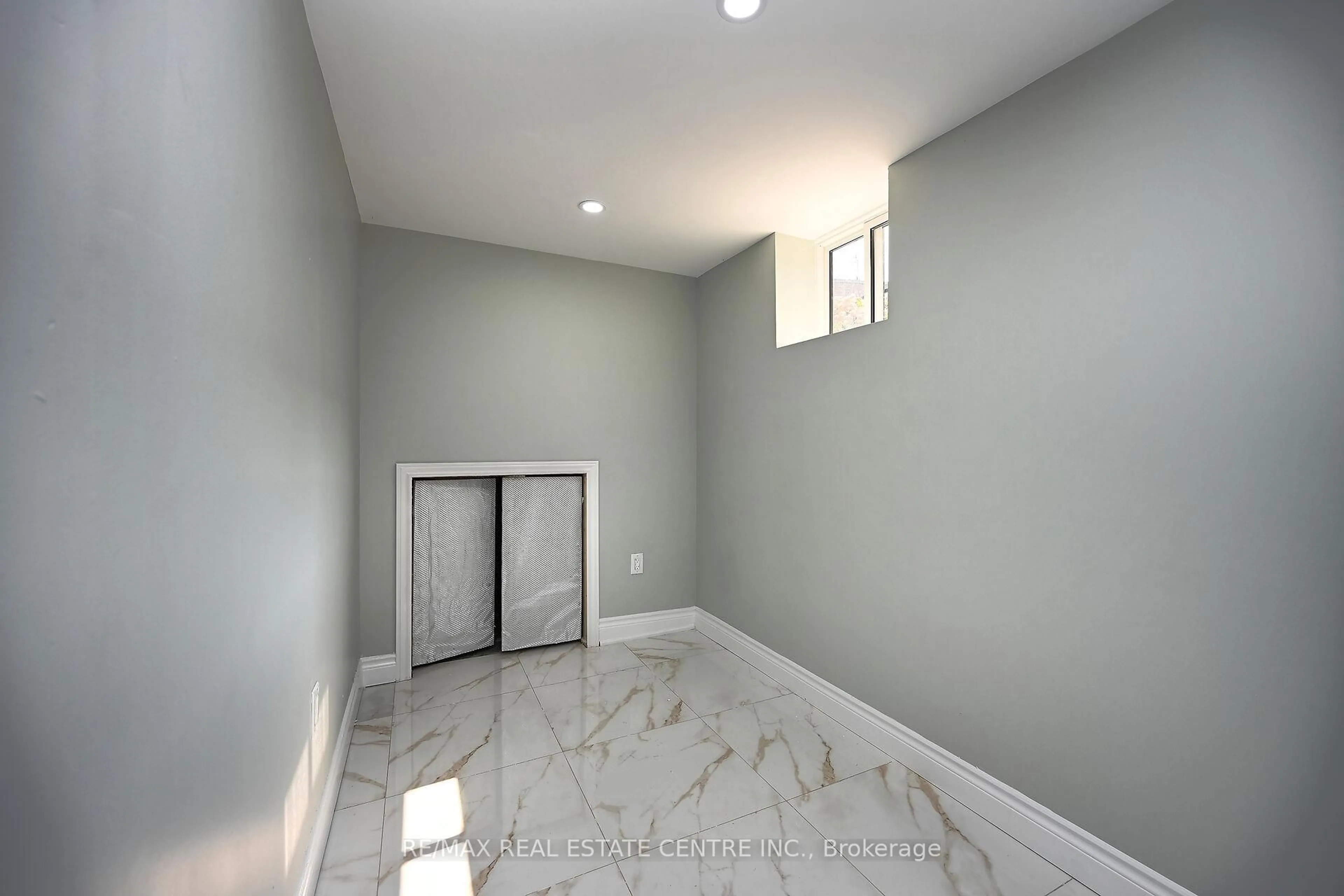A pic of a room for 526 Selsey Dr, Mississauga Ontario L5A 1B9