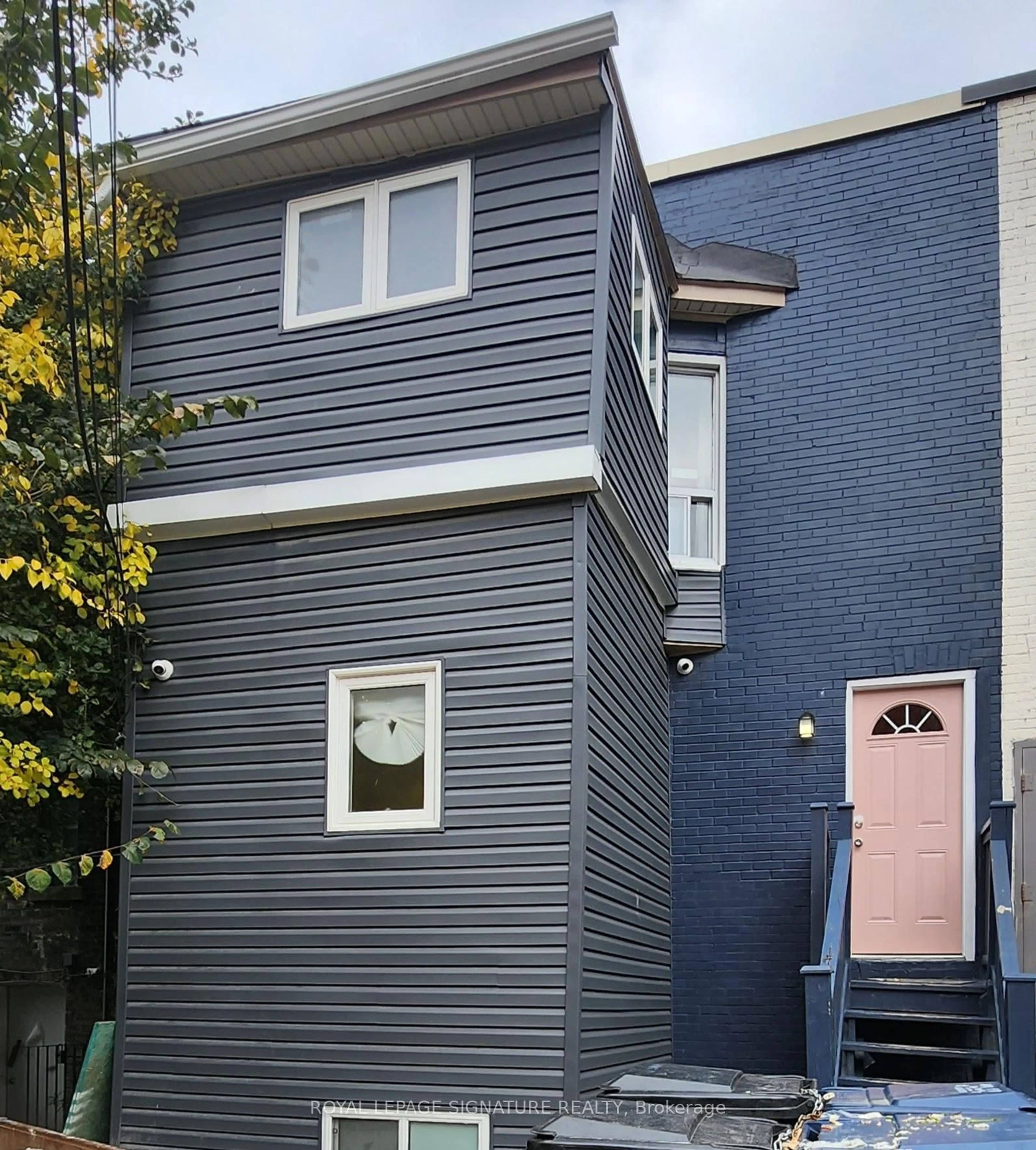 Home with vinyl exterior material, street for 1267 King St, Toronto Ontario M6K 1G9