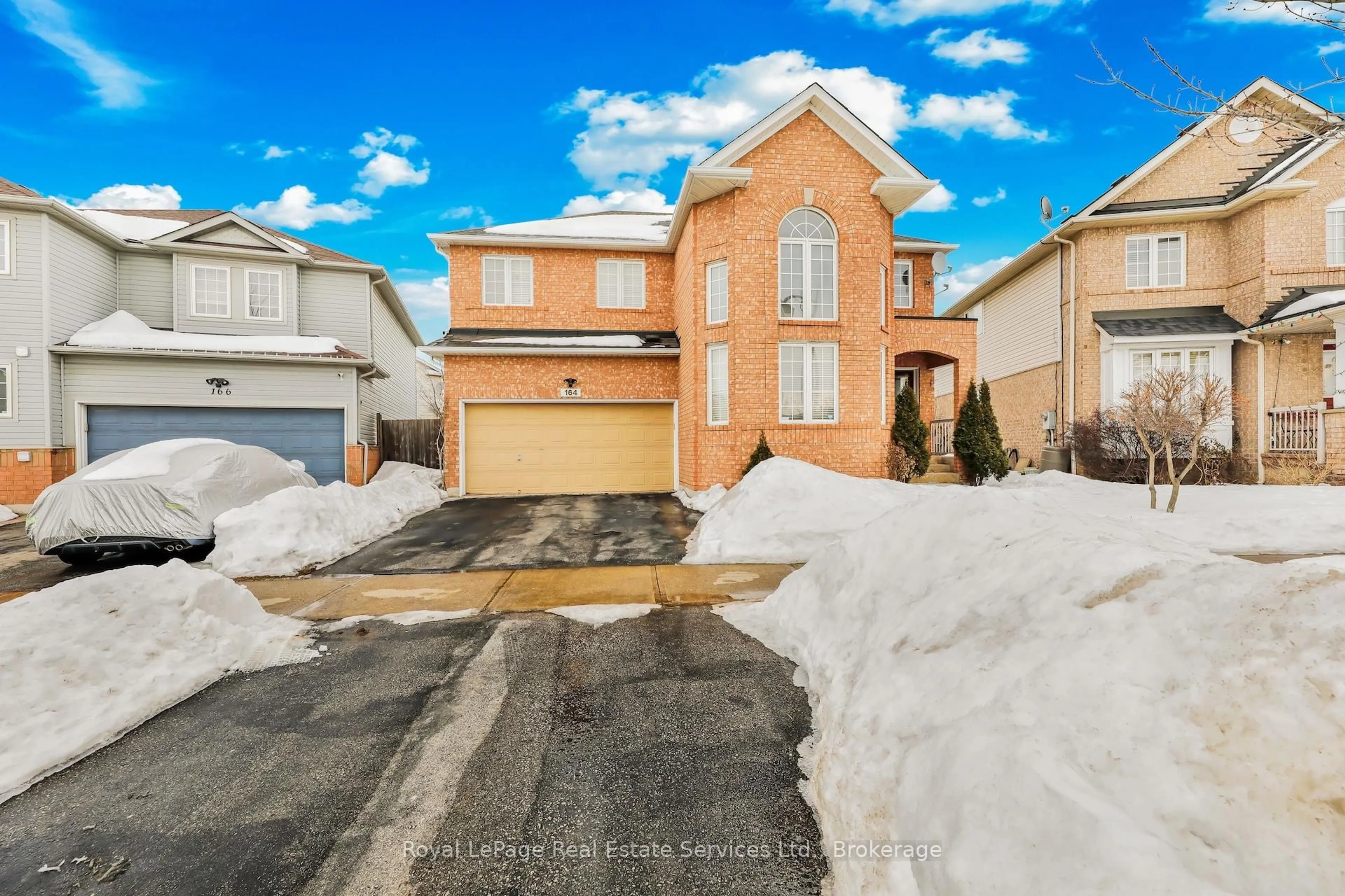 A pic from outside/outdoor area/front of a property/back of a property/a pic from drone, street for 164 Dixon Dr, Milton Ontario L9T 5R7