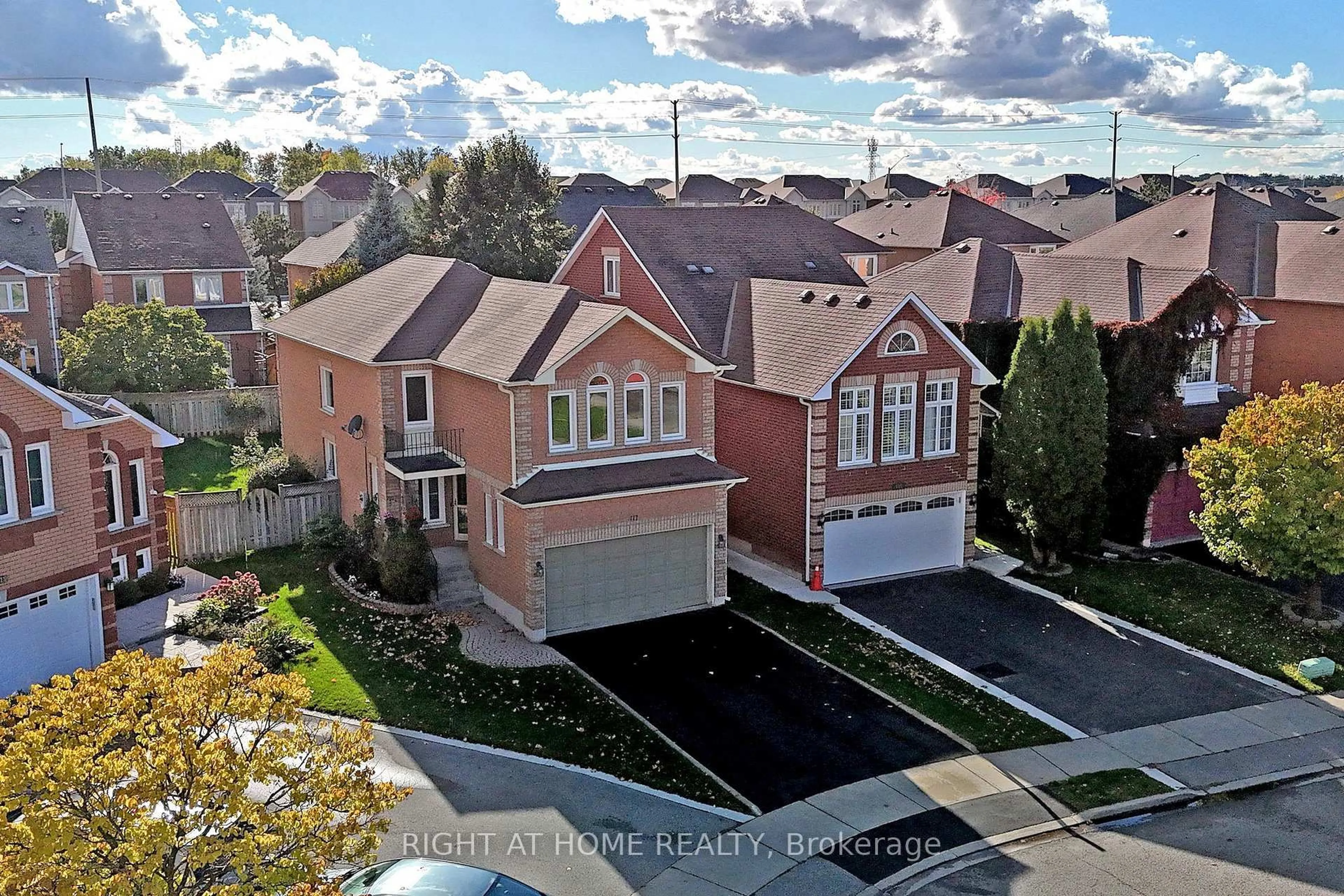 A pic from outside/outdoor area/front of a property/back of a property/a pic from drone, street for 117 Lent Cres, Brampton Ontario L6Y 5E6