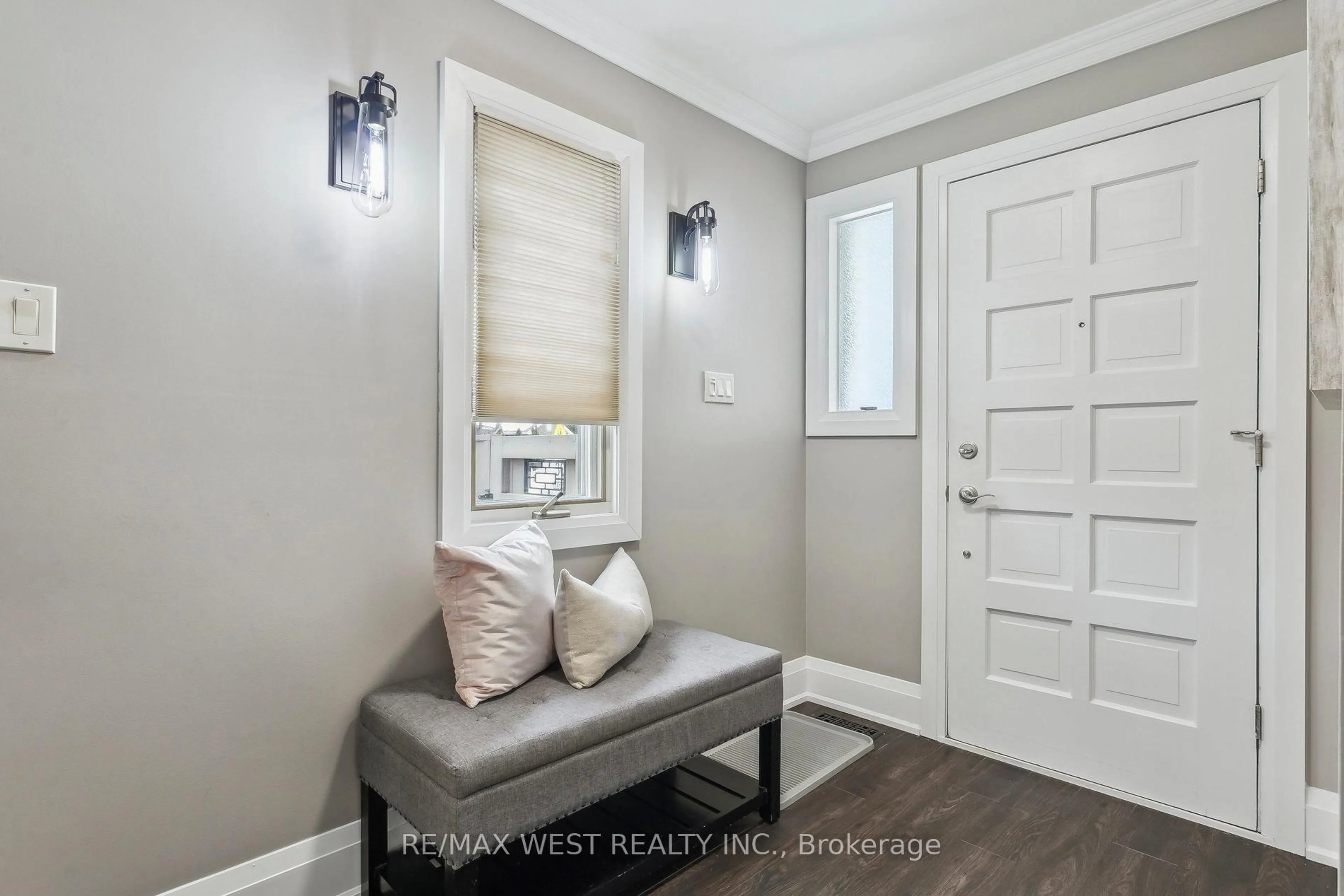 Indoor entryway for 3202 Bracknell Cres, Mississauga Ontario L5N 4W5