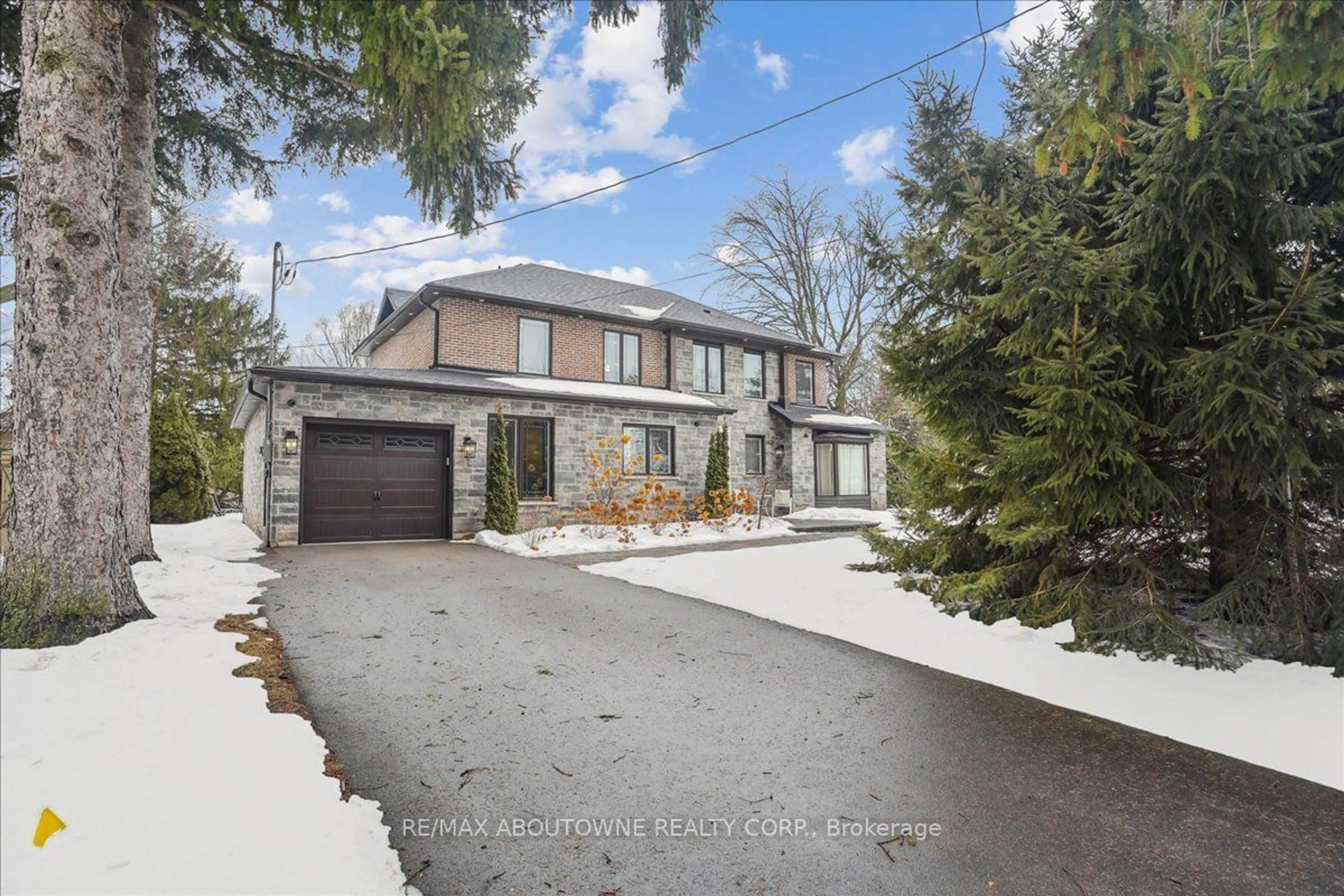 A pic from outside/outdoor area/front of a property/back of a property/a pic from drone, street for 332 Shoreview Rd, Burlington Ontario L7T 2N5