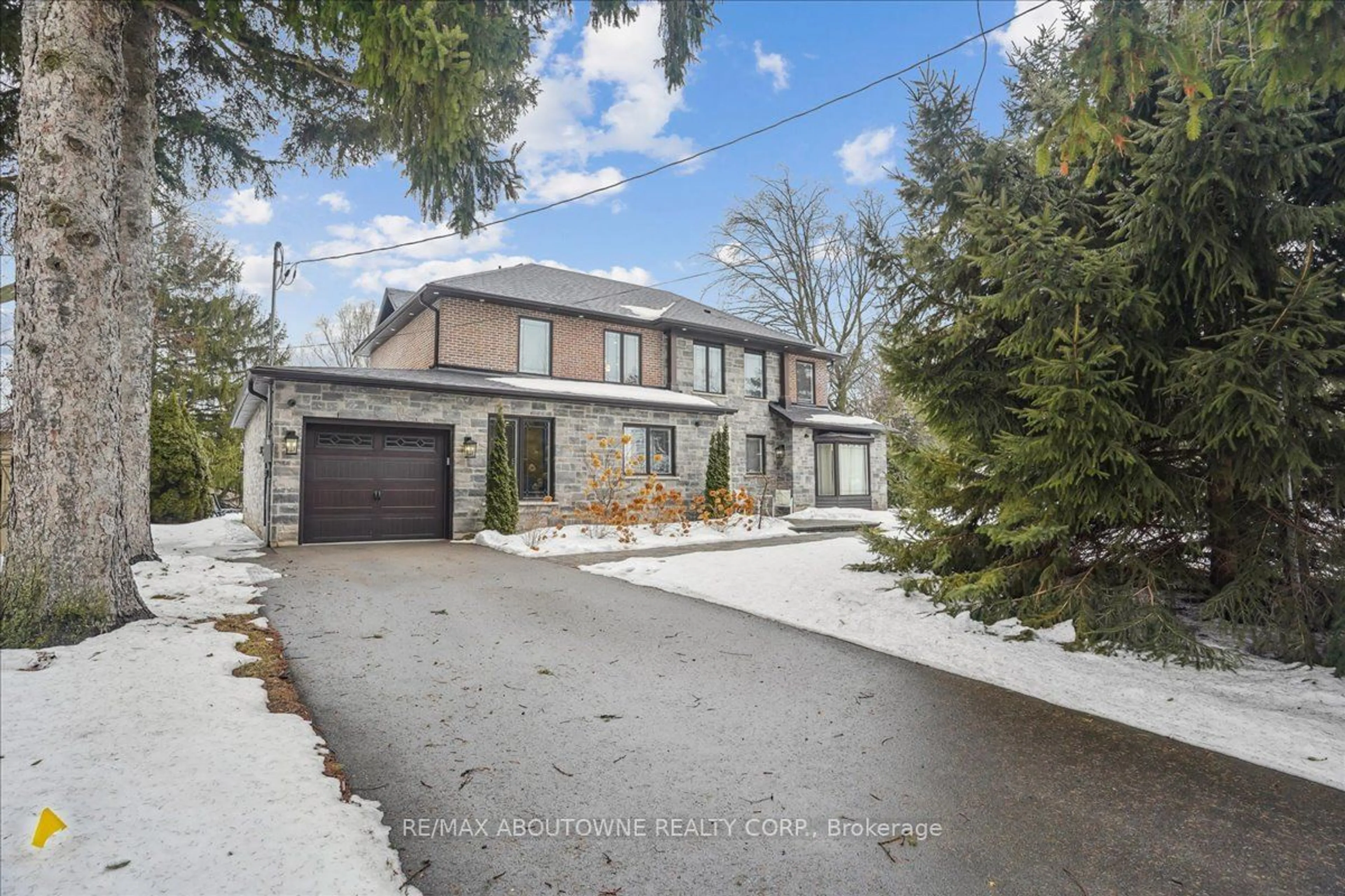 A pic from outside/outdoor area/front of a property/back of a property/a pic from drone, street for 332 Shoreview Rd, Burlington Ontario L7T 2N5