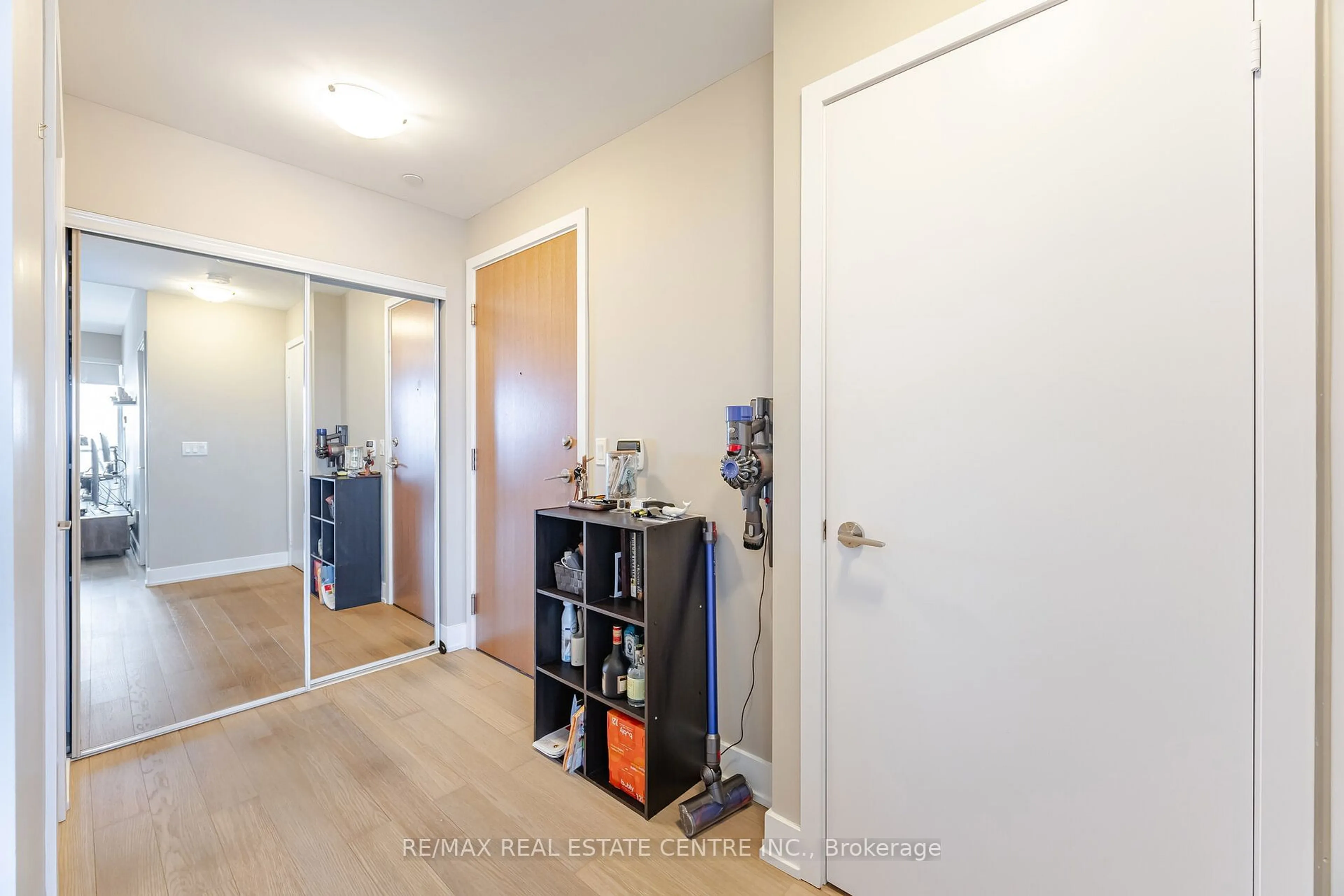 Indoor entryway for 30 Shore Breeze Dr #2622, Toronto Ontario M8V 0J1