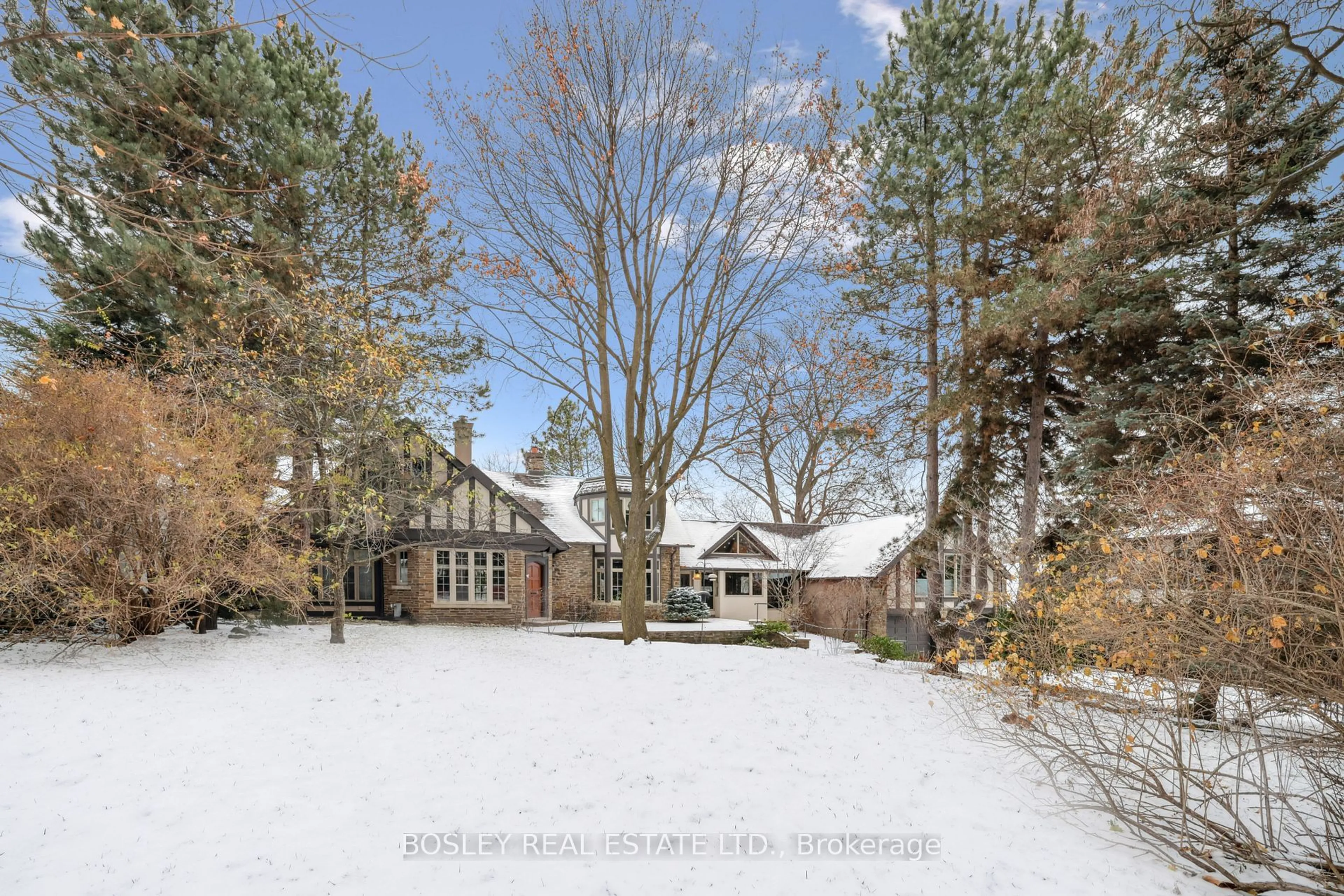 A pic from outside/outdoor area/front of a property/back of a property/a pic from drone, street for 76 Old Mill Rd, Toronto Ontario M8X 1G8