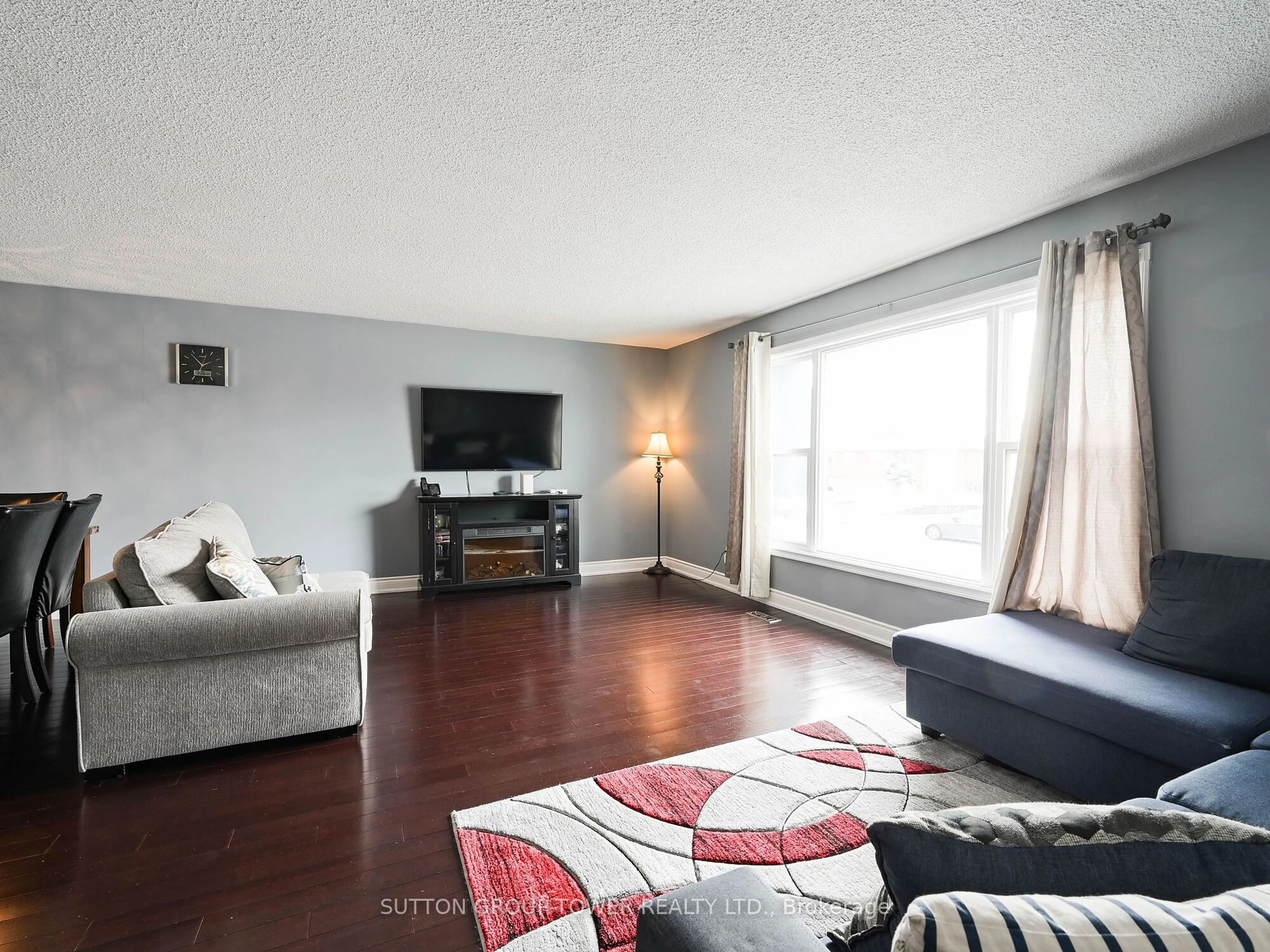 Living room with furniture, unknown for 4309 Brandon Gate Dr, Mississauga Ontario L4T 3K6