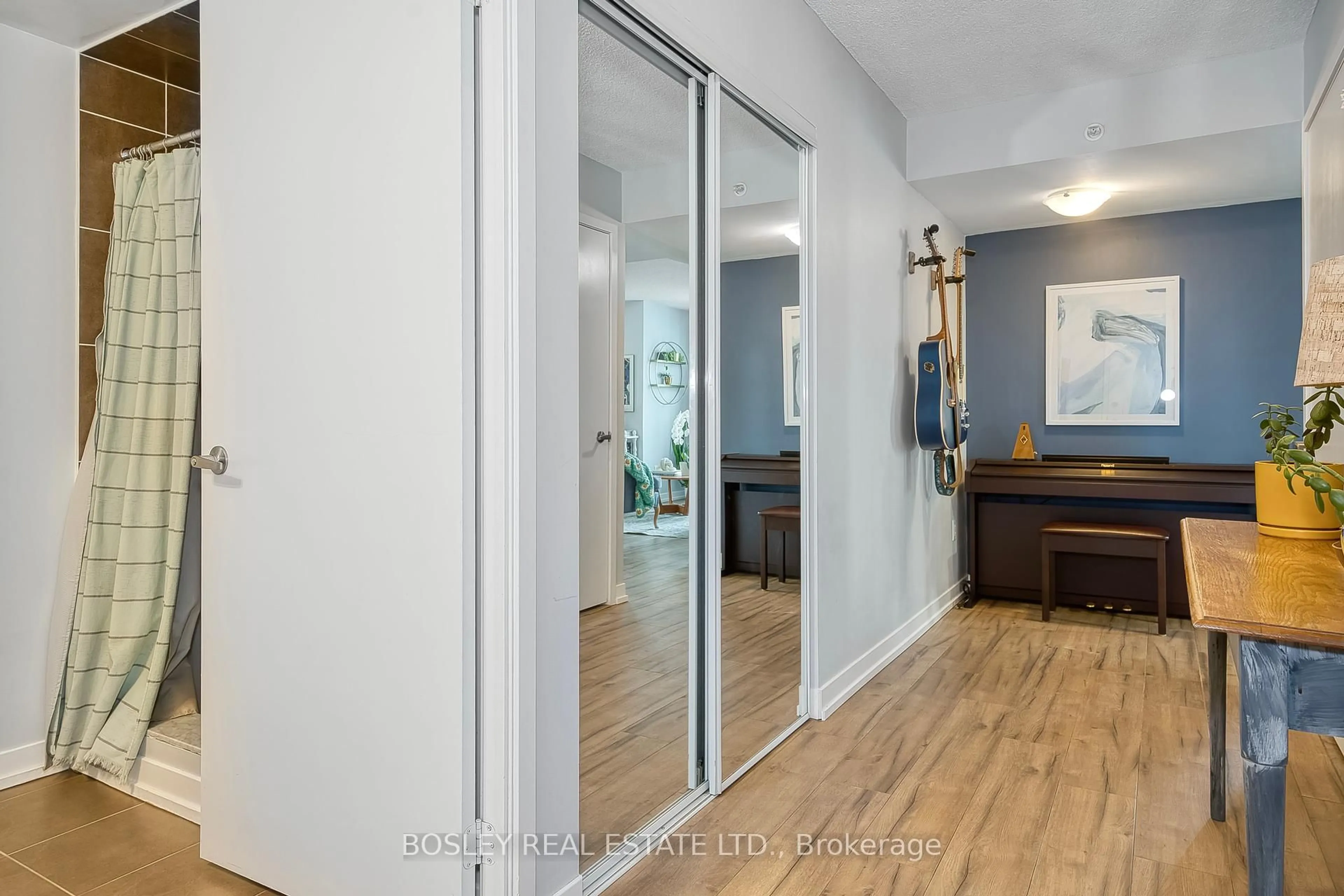 Indoor entryway for 1410 Dupont St #606, Toronto Ontario M6H 0B6