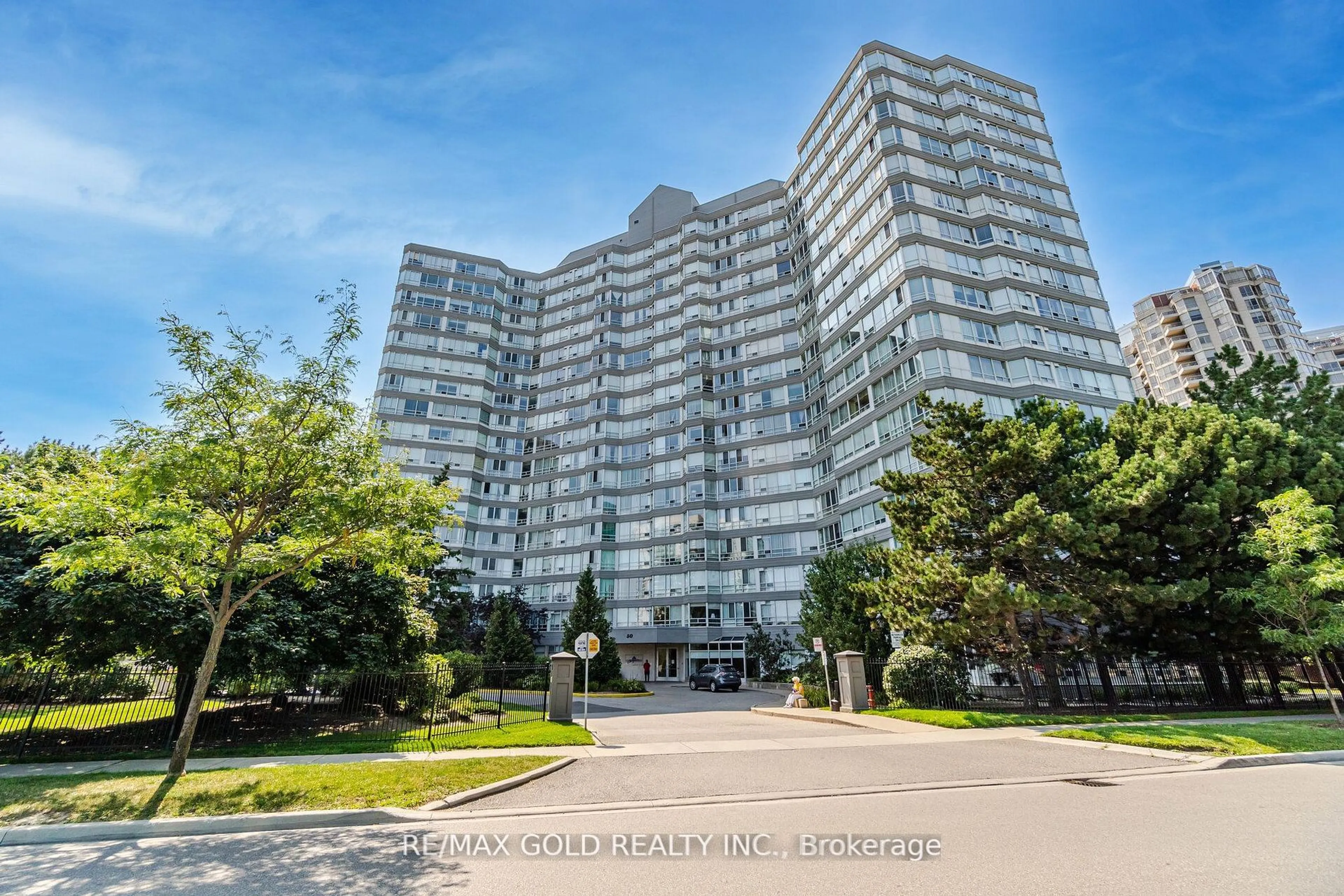 Indoor foyer for 50 Kingsbridge Garden Circ #812, Mississauga Ontario L5R 1Y2