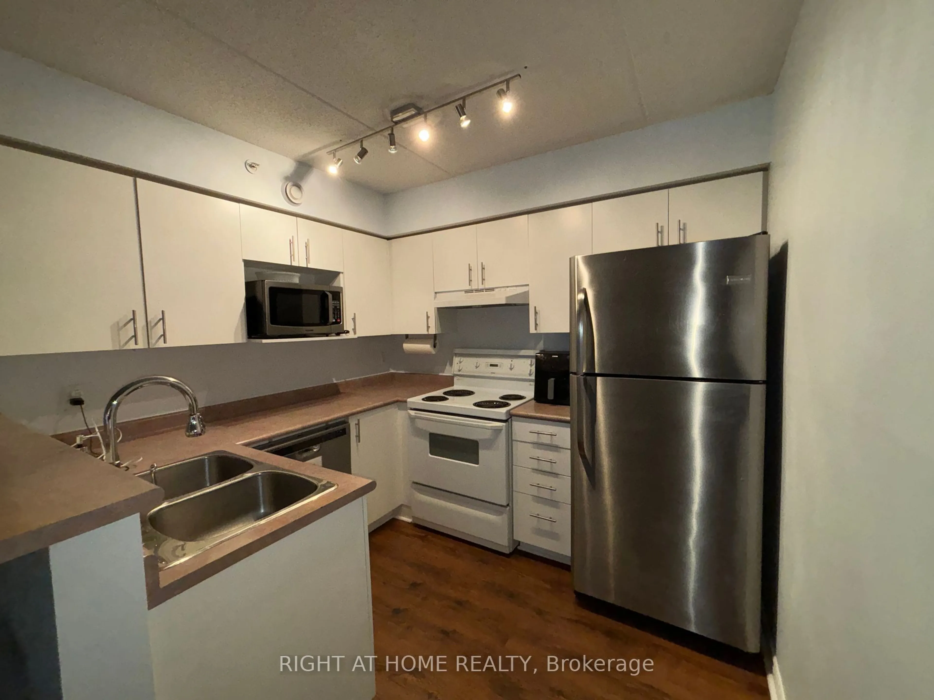 Standard kitchen, wood/laminate floor for 4025 Kilmer Dr #206, Burlington Ontario L7M 4M5