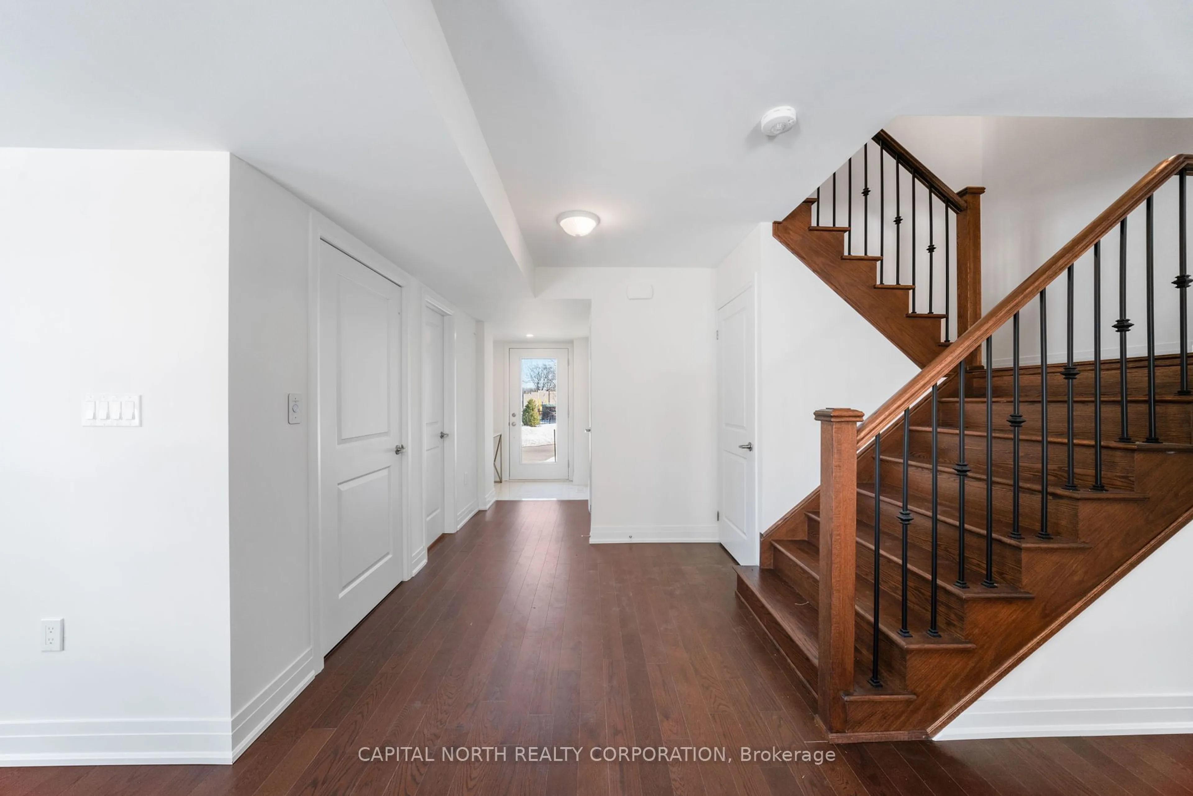 Indoor entryway for 2110 Royal Gala Circ, Mississauga Ontario L4Y 0H2