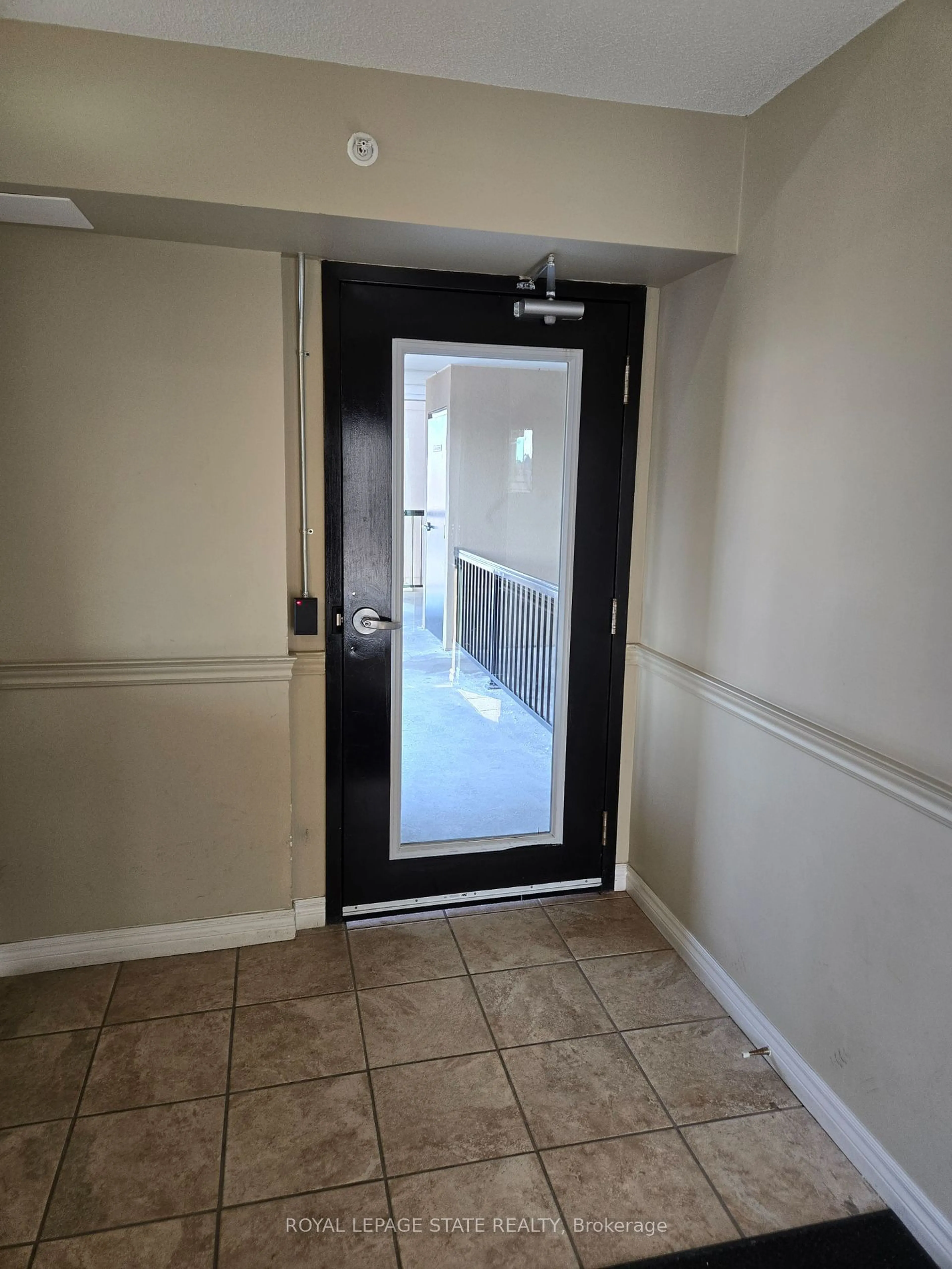 Indoor entryway for 1390 Main St #305, Milton Ontario L9T 7S9