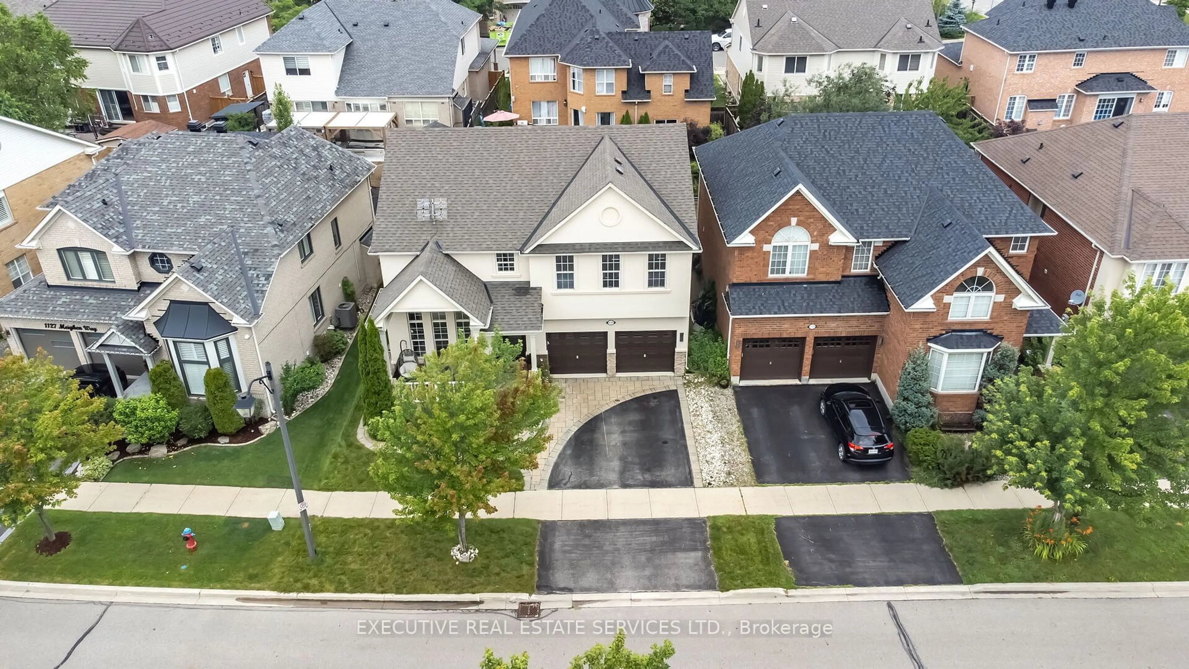 A pic from outside/outdoor area/front of a property/back of a property/a pic from drone, street for 1129 Meighen Way, Milton Ontario L9T 6V6