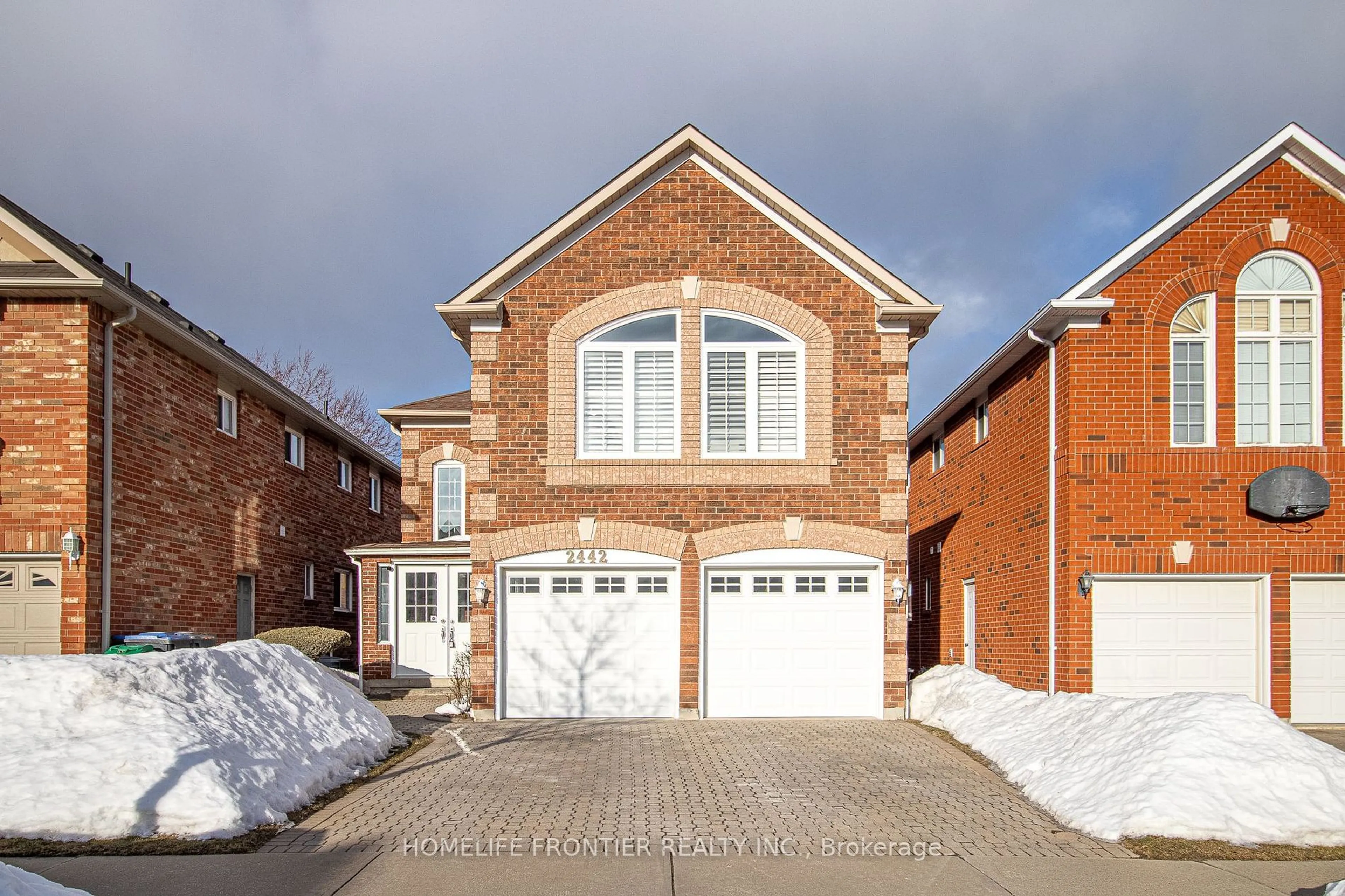 Home with brick exterior material, street for 2442 Yorktown Circ, Mississauga Ontario L5M 5X9