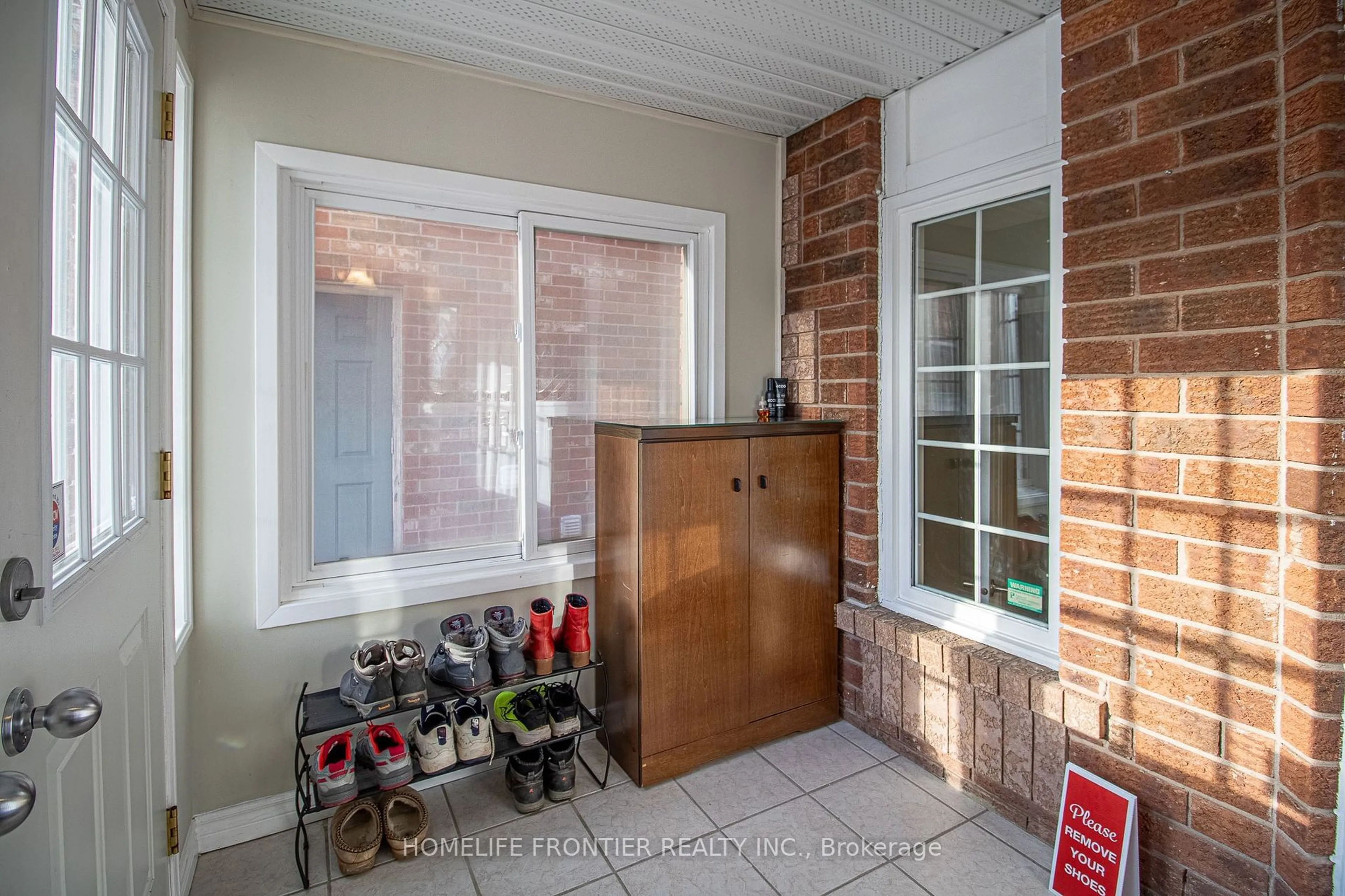 Indoor entryway for 2442 Yorktown Circ, Mississauga Ontario L5M 5X9