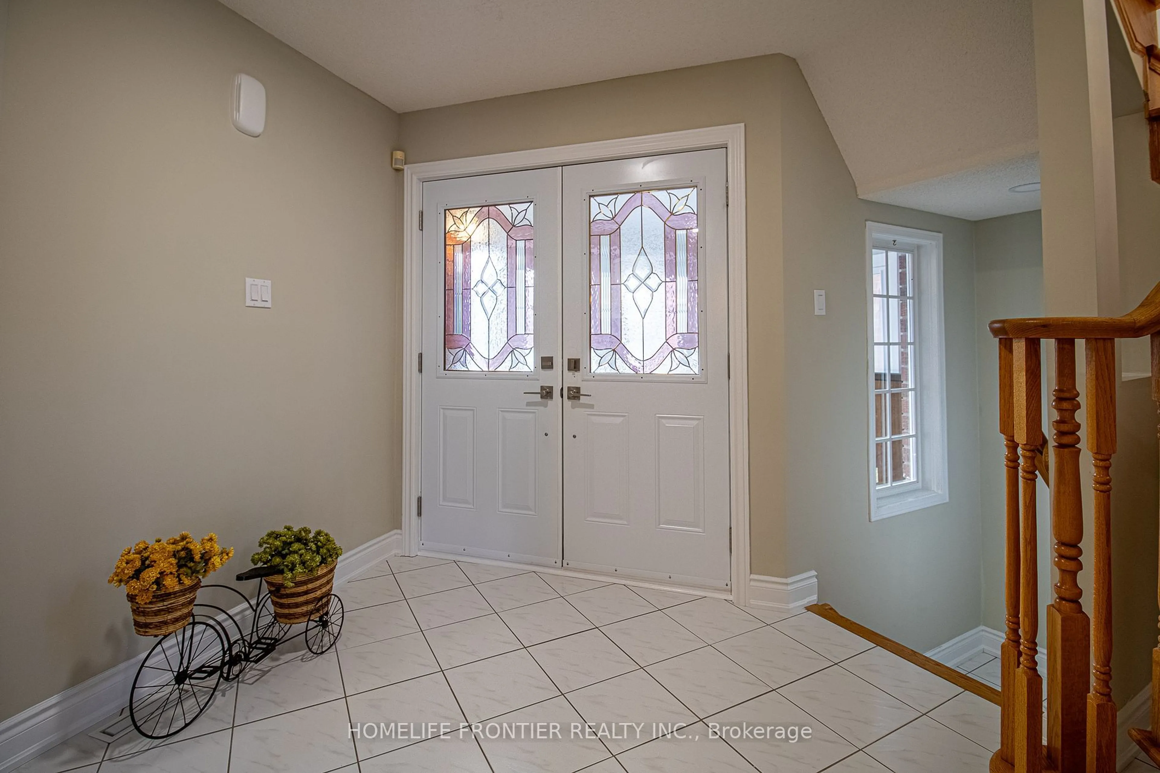 Indoor entryway for 2442 Yorktown Circ, Mississauga Ontario L5M 5X9