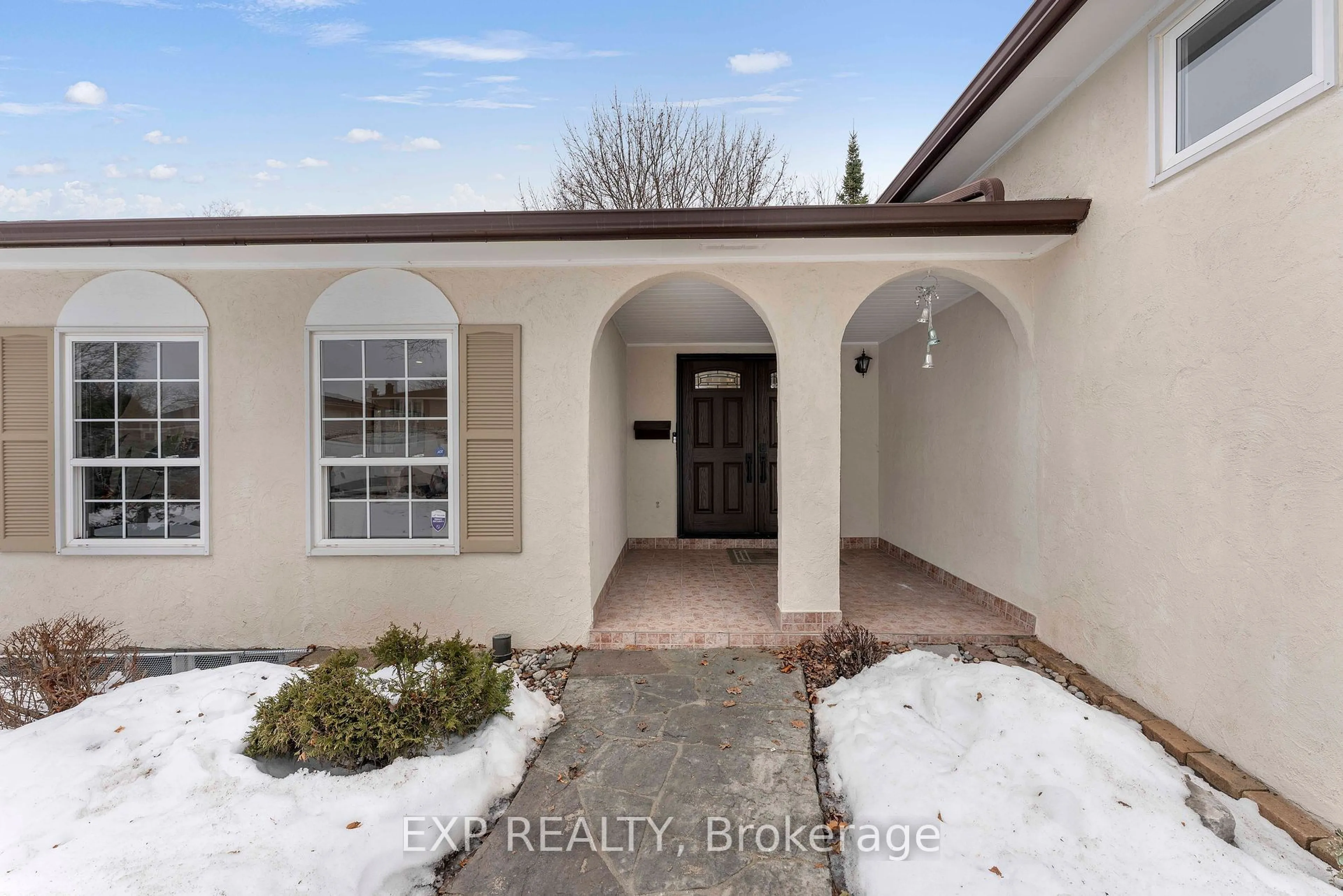 Indoor entryway for 656 Castleguard Cres, Burlington Ontario L7N 2W6