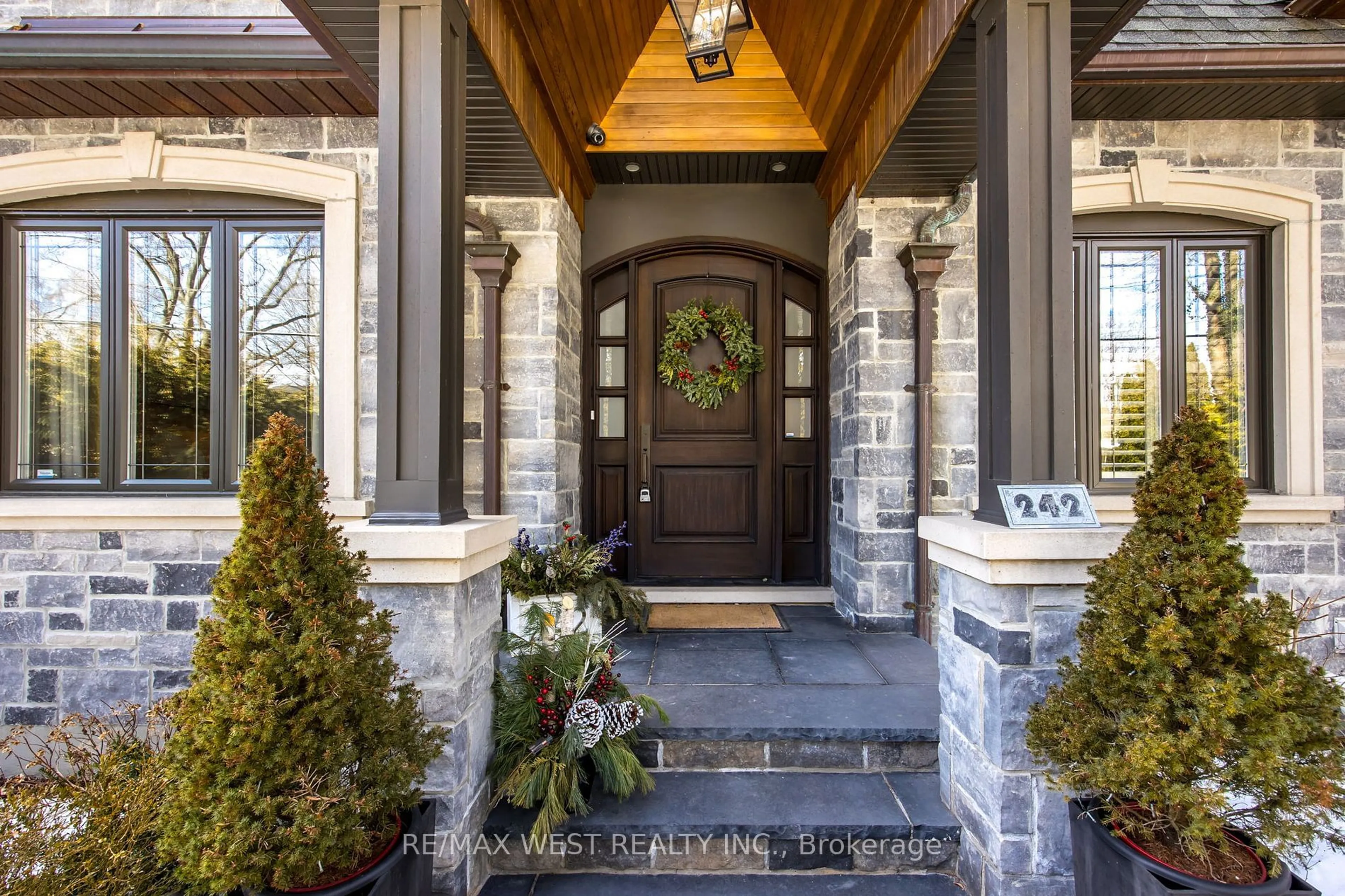 Indoor entryway for 242 Burton Rd, Oakville Ontario L6K 2K5