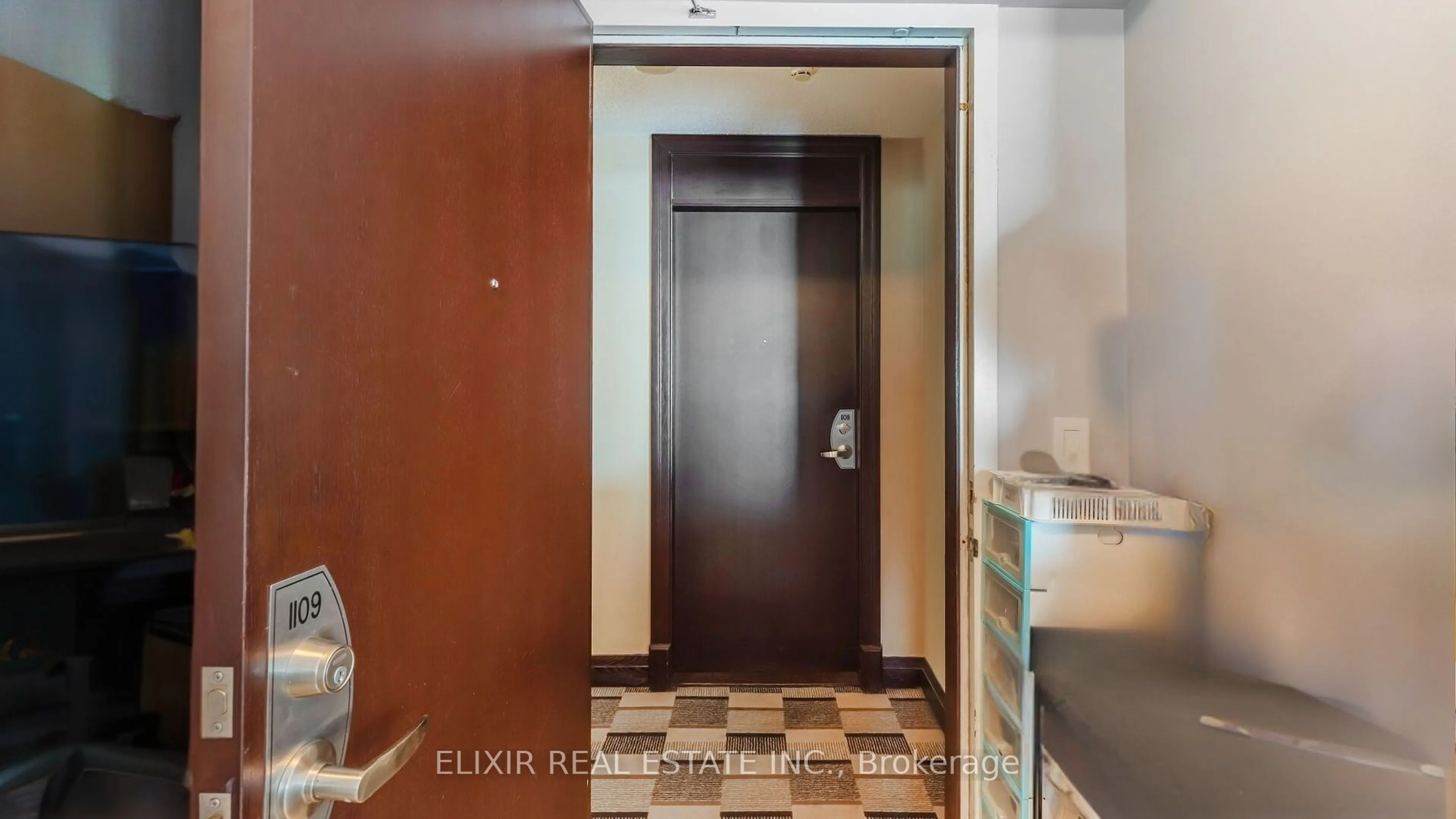 Indoor foyer for 208 Enfield Pl #1109, Mississauga Ontario L5B 0G8