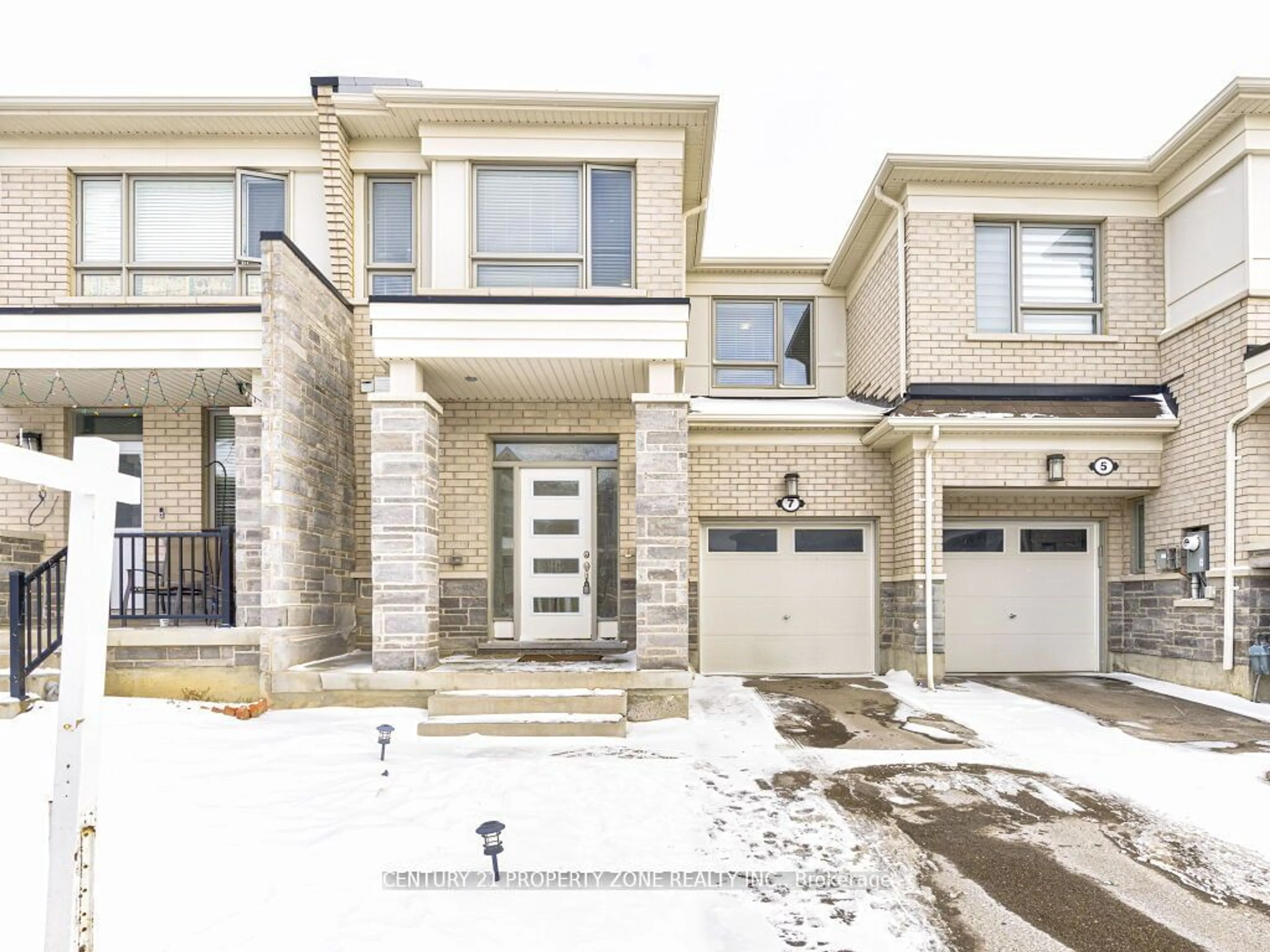 Home with brick exterior material, street for 7 Circus Cres, Brampton Ontario L7A 5E2