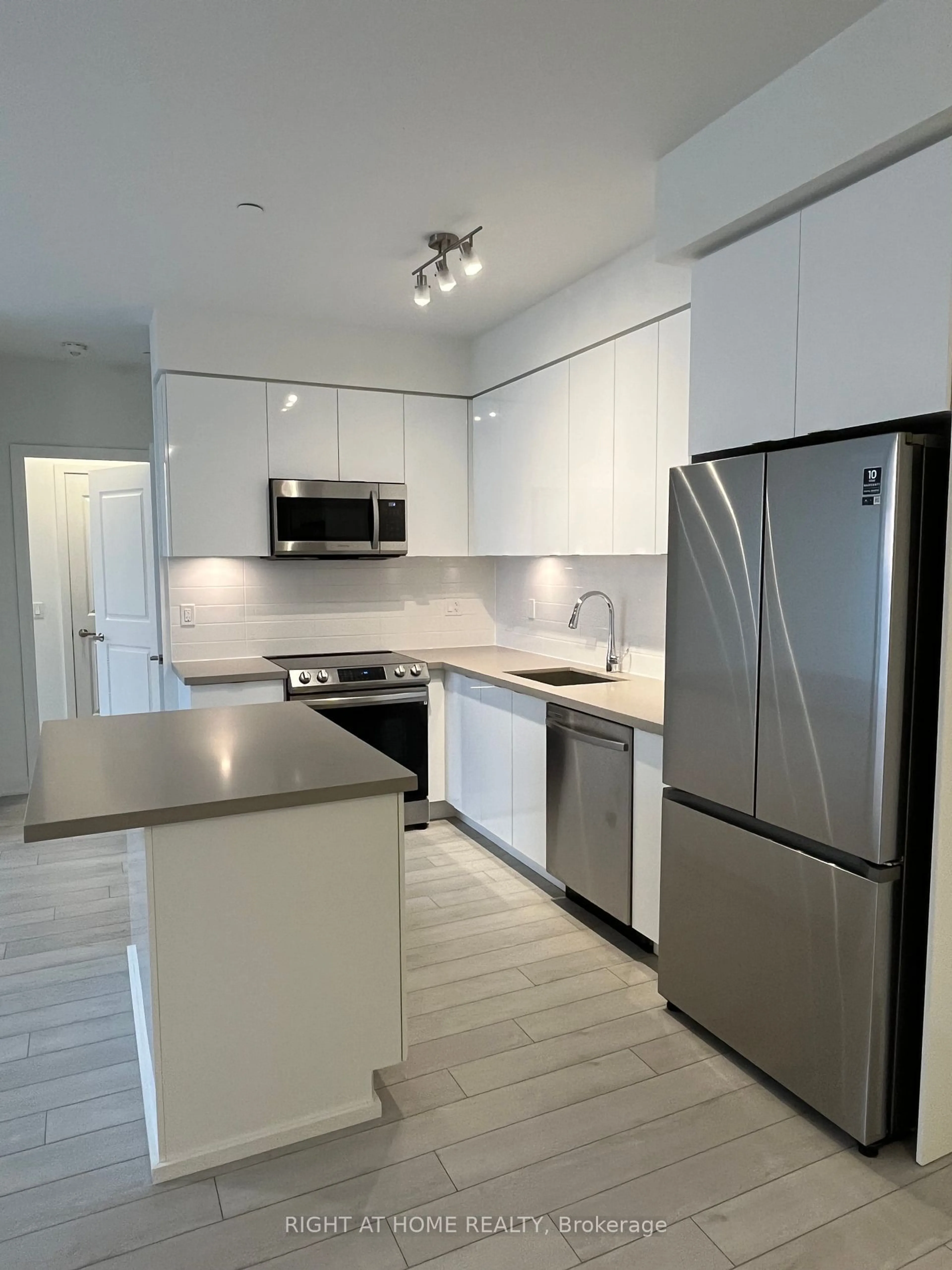 Standard kitchen, unknown for 4655 Metcalfe Ave #PH2202B, Mississauga Ontario L5M 0Z7