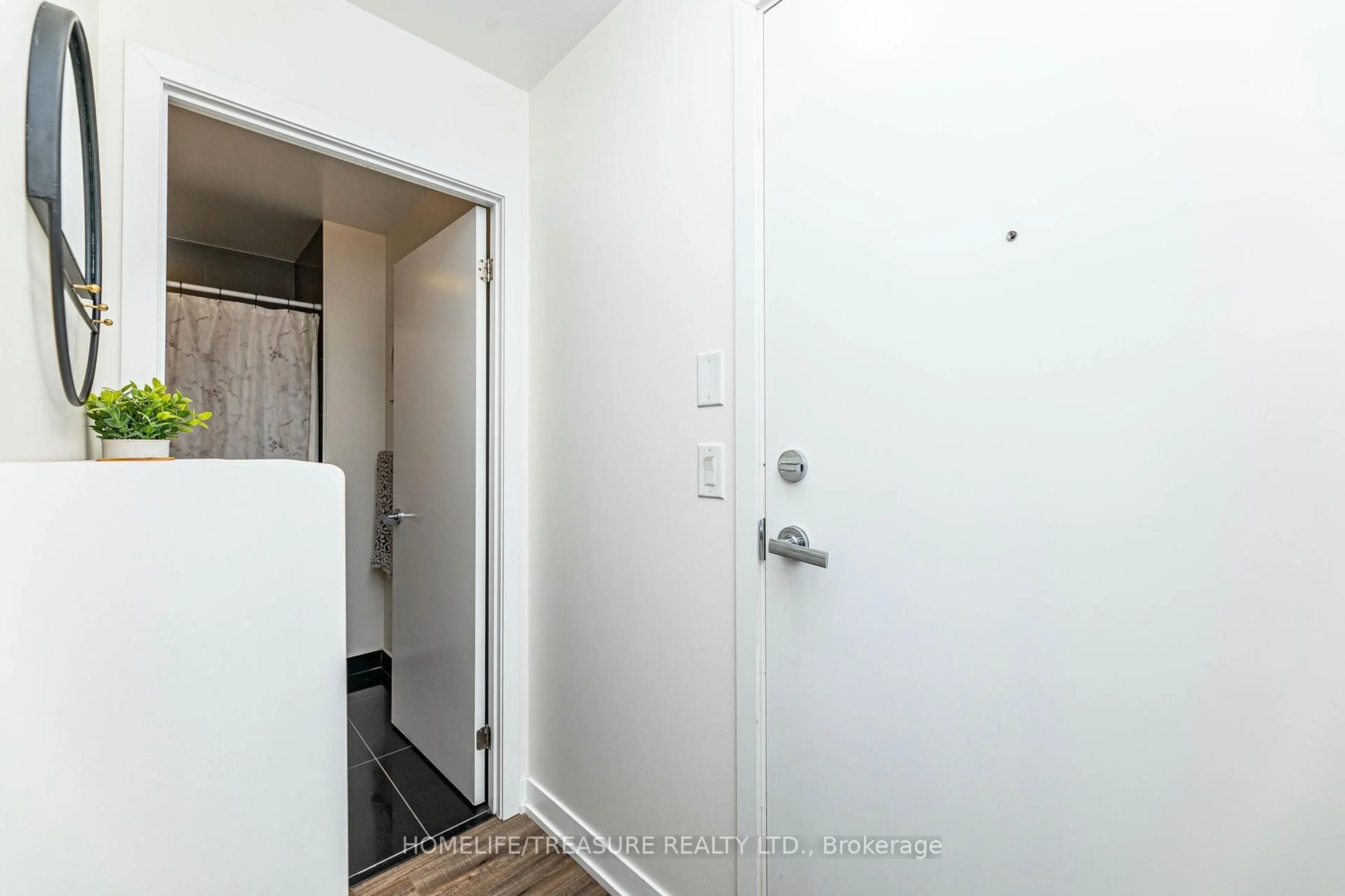 Indoor entryway for 1830 Bloor St #703, Toronto Ontario M6P 3K6