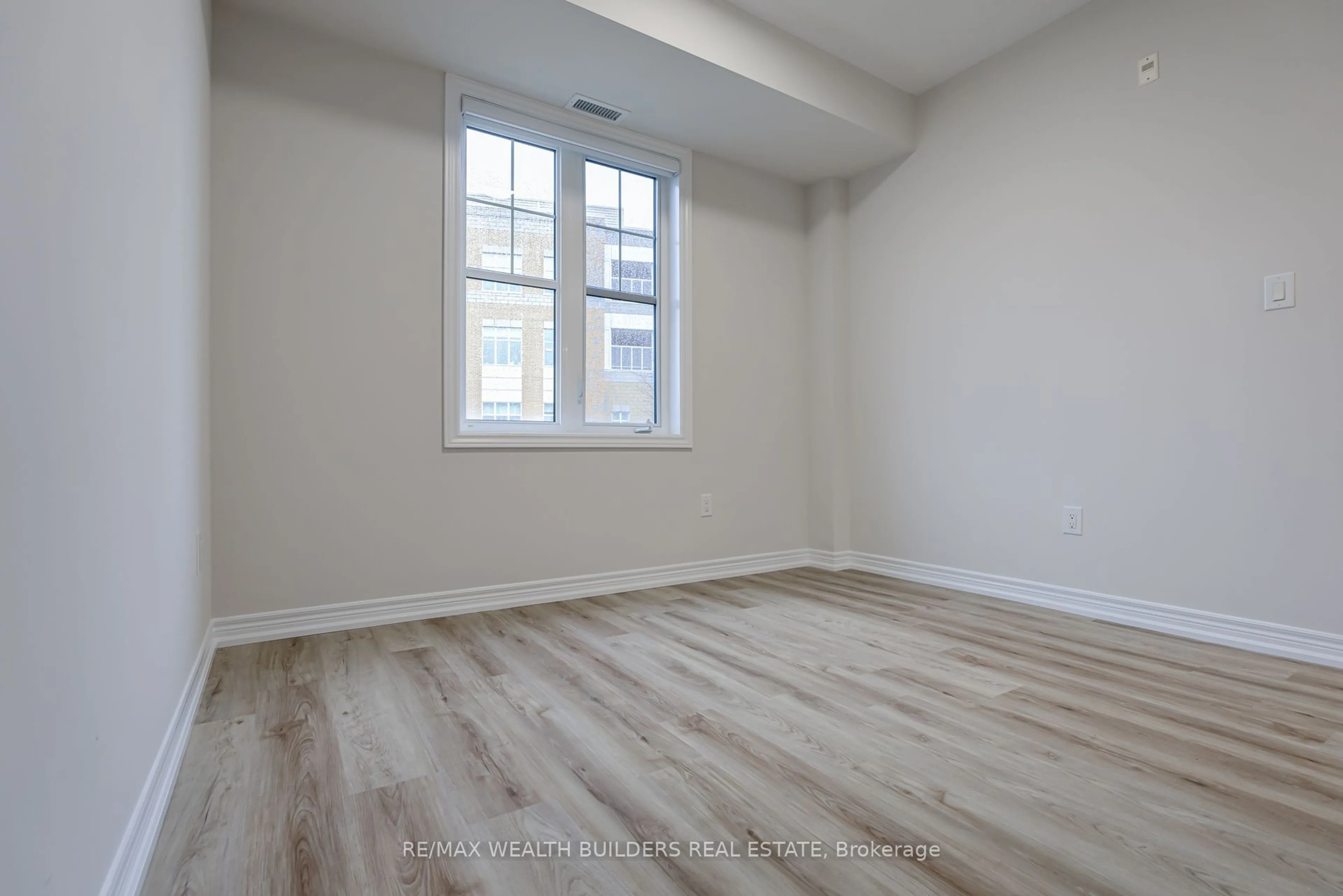 A pic of a room for 2333 Sawgrass Dr #202, Oakville Ontario L6H 0L2