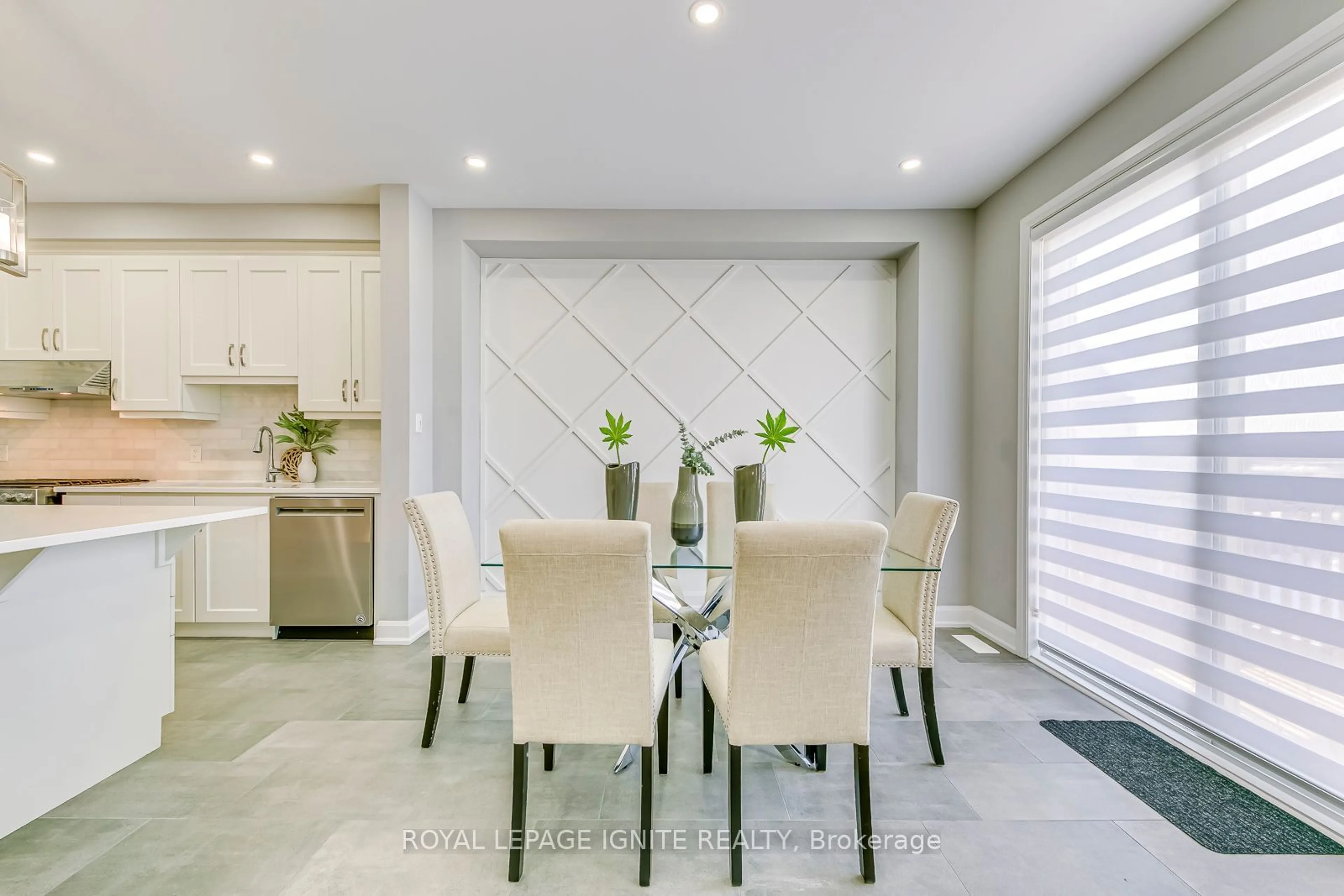 Dining room, ceramic/tile floor for 3460 Vernon Powell Dr, Oakville Ontario L6H 0Y1