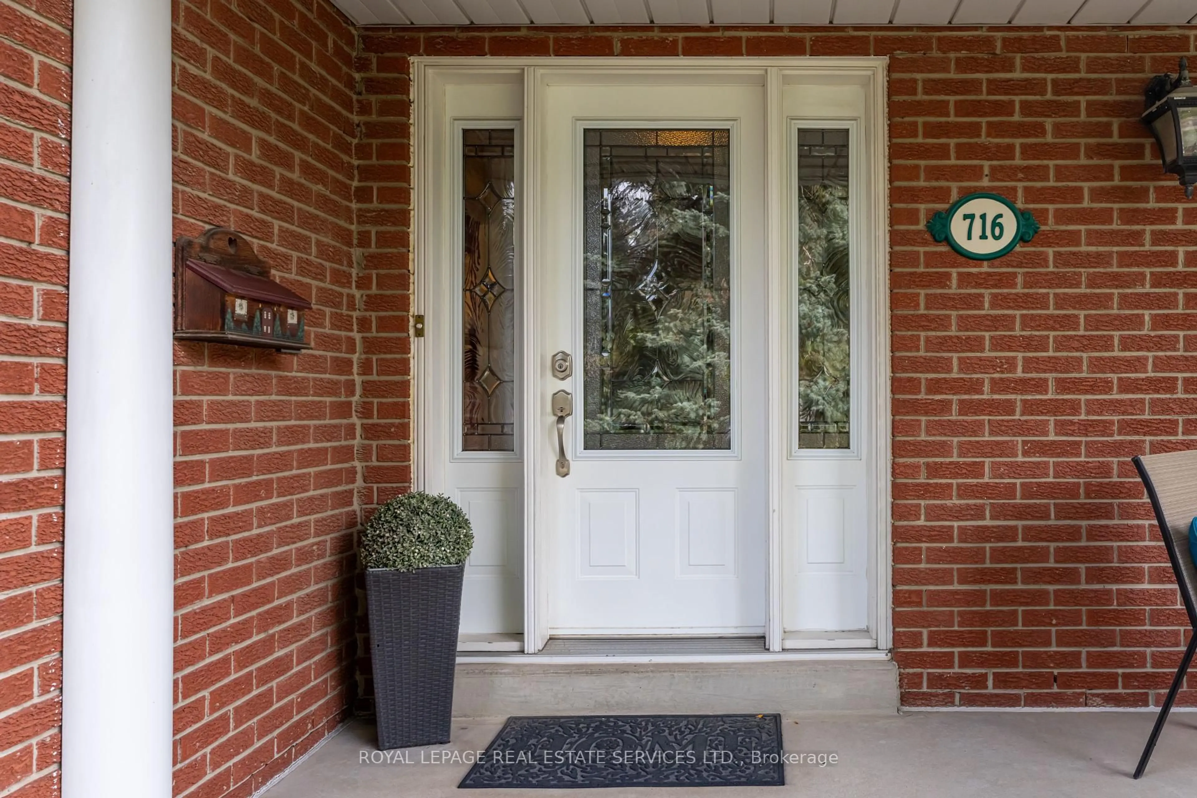 Indoor entryway for 716 Cameron Crt, Mississauga Ontario L5C 3B9